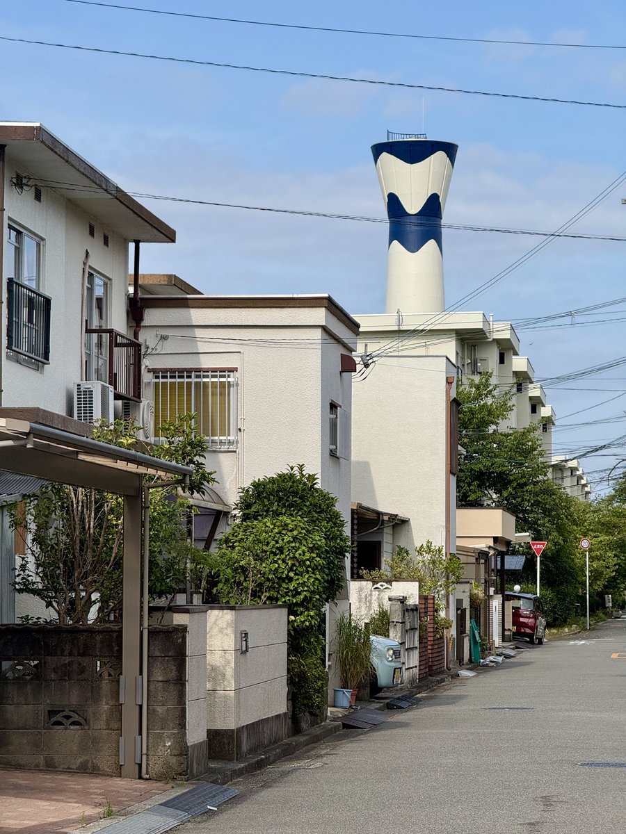 nepio100's tweet photo. 移動中偶然見かけたかわいい柄の給水塔

こんな柄のこけしあったら欲しい https://t.co/6gQxGUxtH0