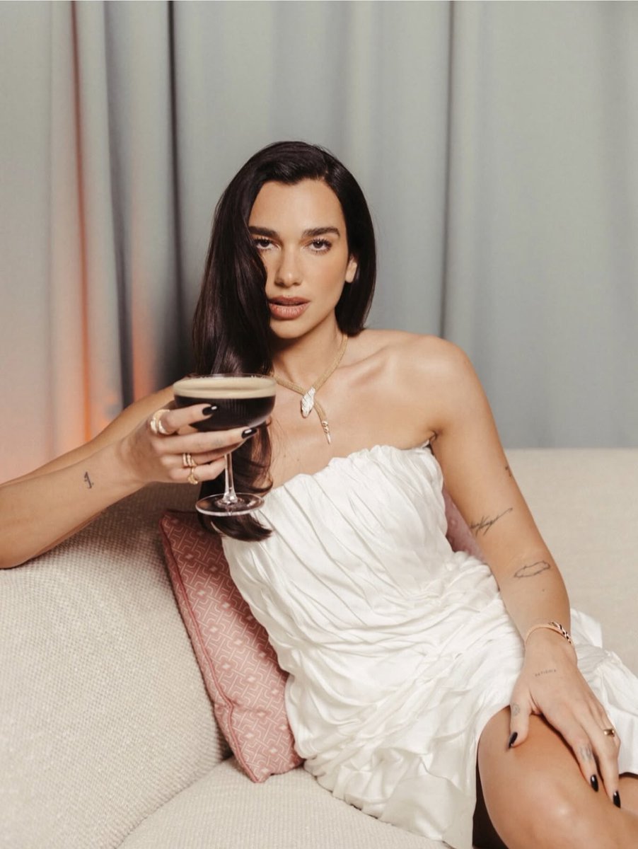 yslgirlx's tweet photo. Dua lipa https://t.co/psIfwFzoyi