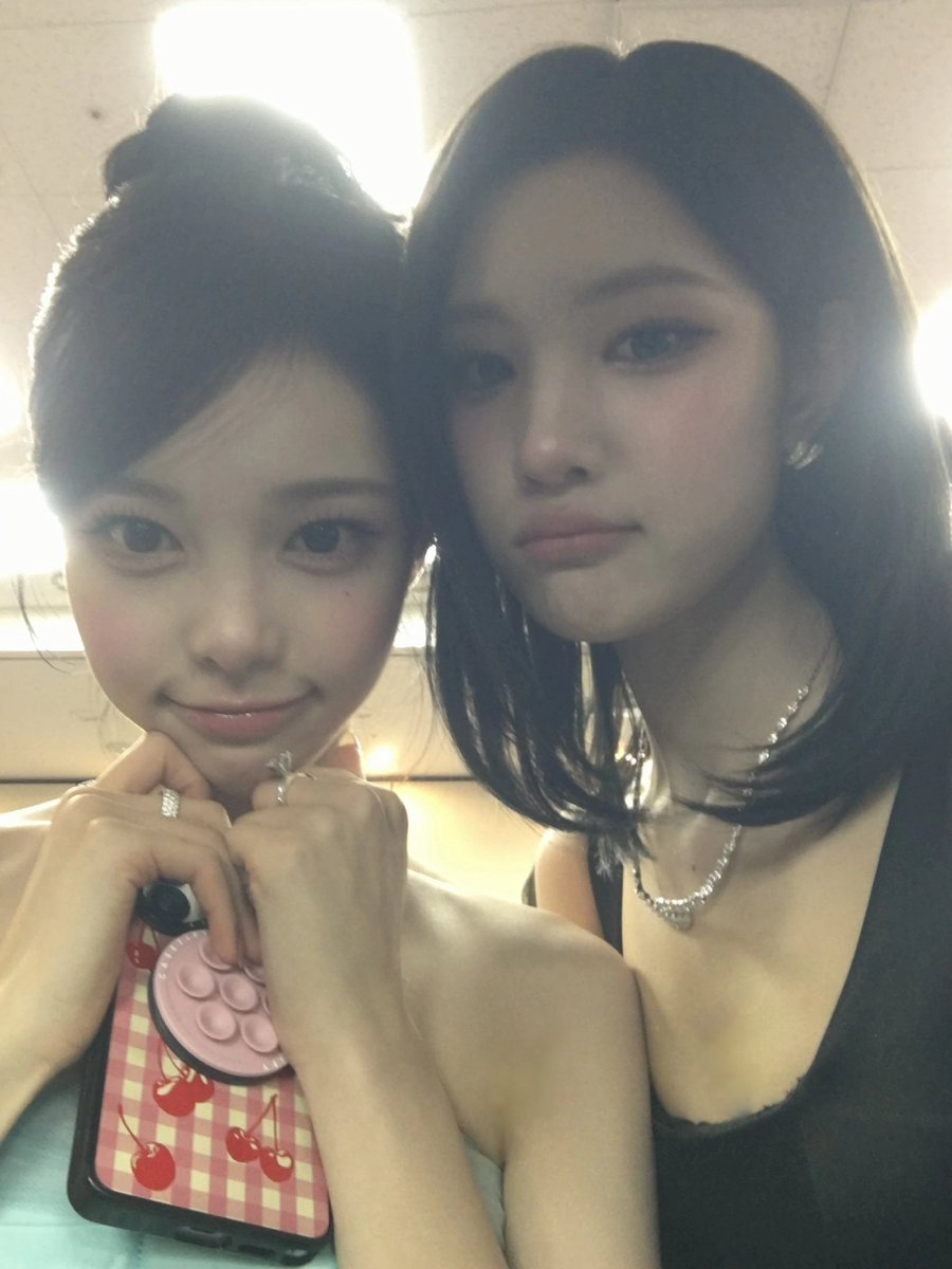 juuuniy's tweet photo. 와 주은이 효녀력 미침…?
모든 멤버들과 다 셀카를 찍어옴 아니 너 미쳣어진짜로😭😭😭😭😭😭 https://t.co/mvUXUfhmT3