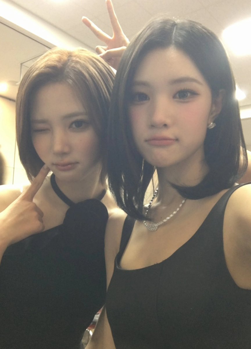 juuuniy's tweet photo. 와 주은이 효녀력 미침…?
모든 멤버들과 다 셀카를 찍어옴 아니 너 미쳣어진짜로😭😭😭😭😭😭 https://t.co/mvUXUfhmT3