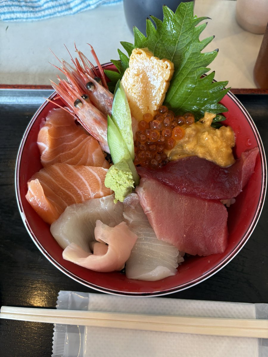 Hiroegoidou's tweet photo. 今日は朝5時半に出発して東京と千葉へお墓参り
いつもの如く築地で朝ご飯を食べてからだけど🤭
今日も美味しかったです

築地意外と人少なめだったよ

 #築地 どんぶり市場
 #わんこもOK
 #いつもご馳走様です https://t.co/Nrro1ph2Lr