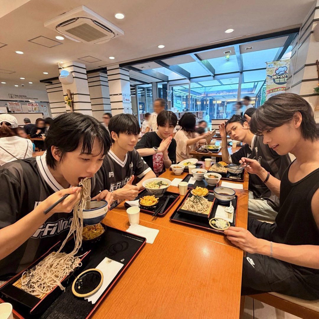 HFU_official's tweet photo. 東京に戻る帰り道…
サービスエリアで一休み✨SAご飯最高！

#HiFiUnicorn #ハイファイユニコーン #하이파이유니콘 #HFU #ハパユ #하파유 https://t.co/PZ6Y3R9yt6
