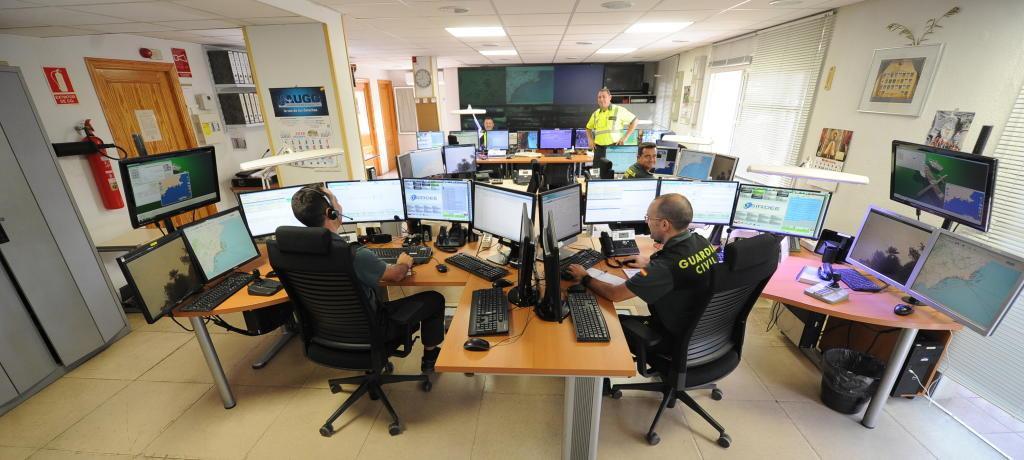 guardiacivil's tweet photo. 📞 Una llamada al 062 es solo el principio. Pero detrás empiezan a moverse muchas piezas.

🏢La Central Operativa de Servicios coordina patrullas, moviliza recursos y mantiene la comunicación con los agentes que intervienen sobre el terreno.

💻Mientras tú explicas qué ocurre, alguien ya está trabajando para que la ayuda llegue donde se necesita.