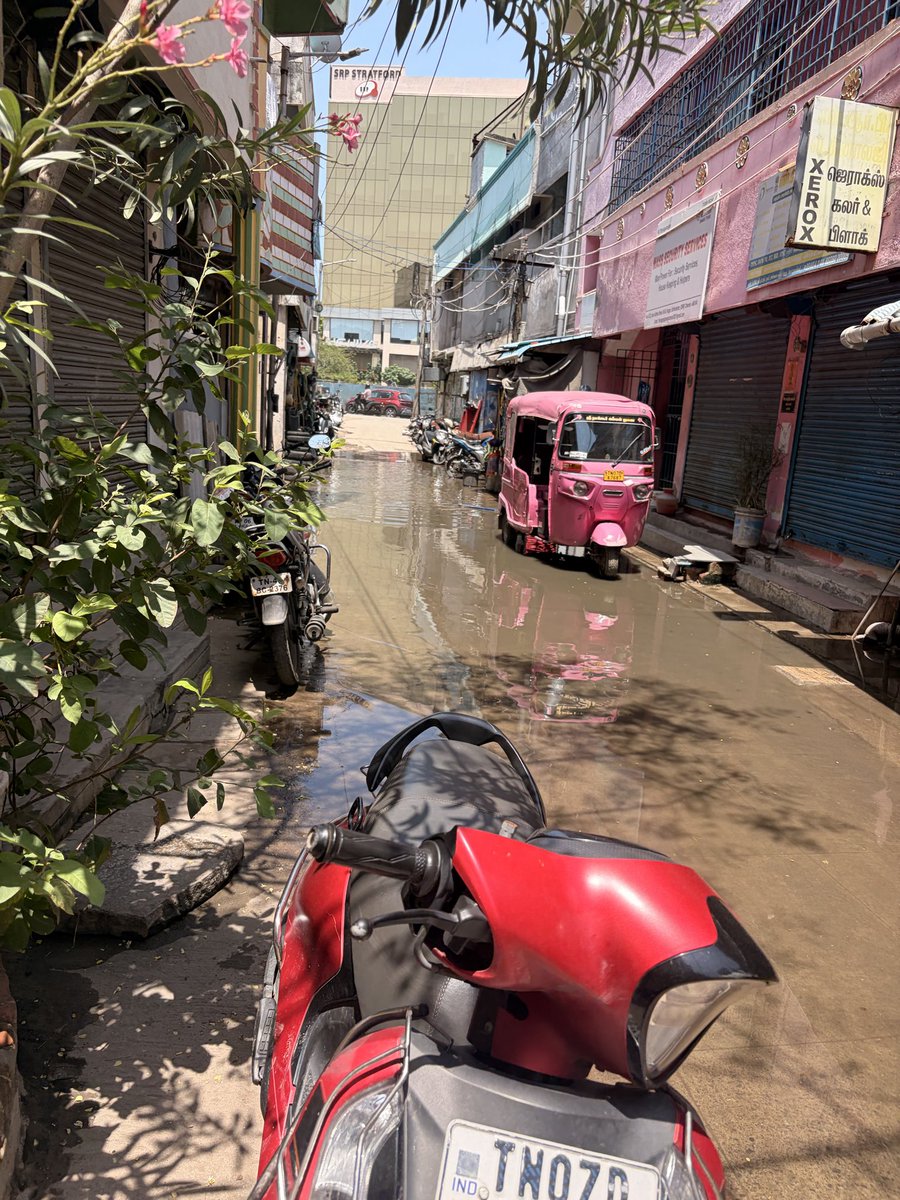 tvkomr's tweet photo. @chennaicorp mgr nagar /annai satya salai kottivakkam chennai -41 sewage overflow problem 
in last 10 days @CMOfficeUP @BussyAnand https://t.co/VKfGJVdamv