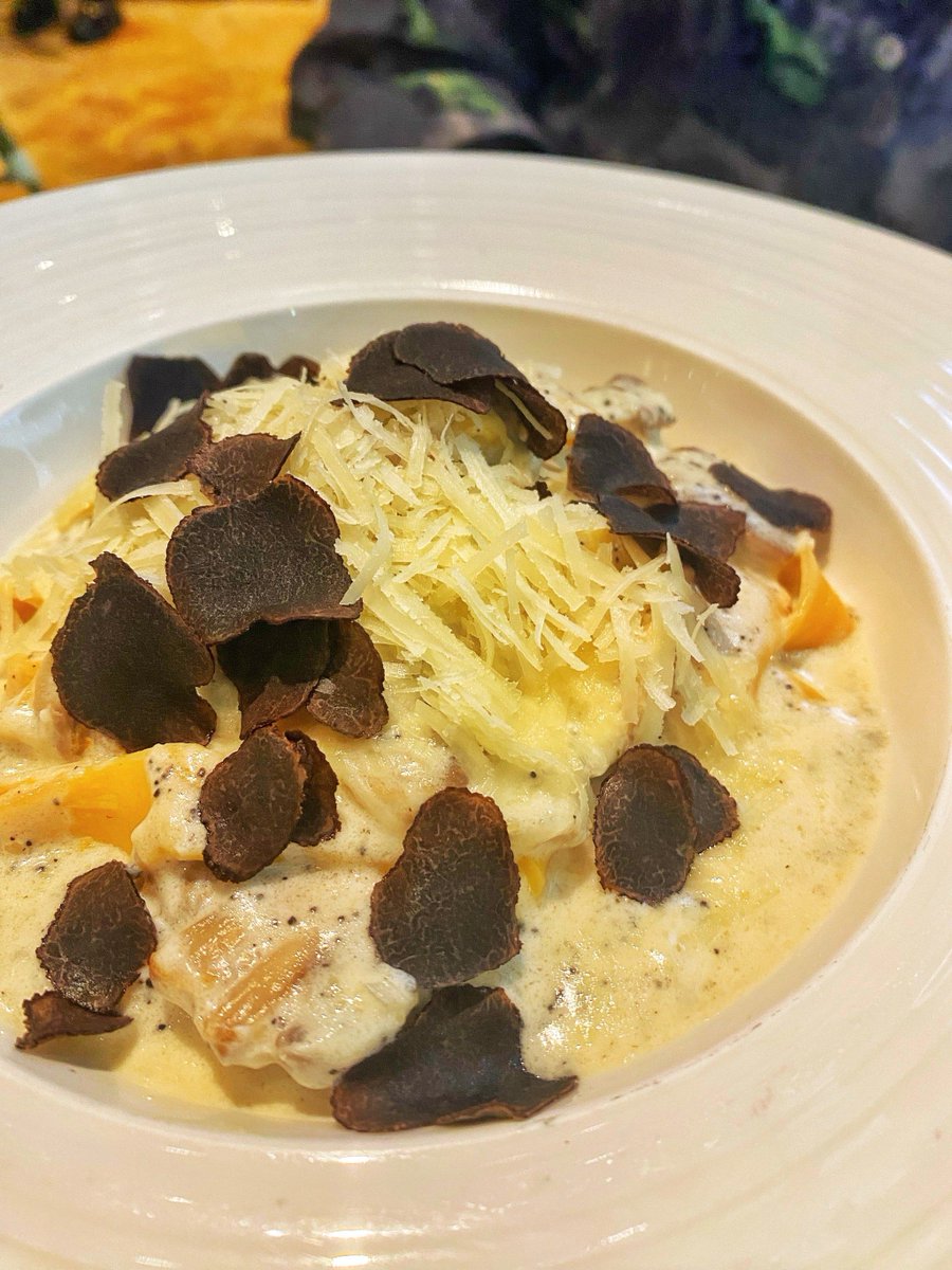 Q_bee87's tweet photo. Just tried the truffle mushroom pasta at that new downtown bistro—creamy, aromatic, and perfectly al dente! 10/10 would come back for seconds tomorrow. ， https://t.co/GBwIXEJnOa