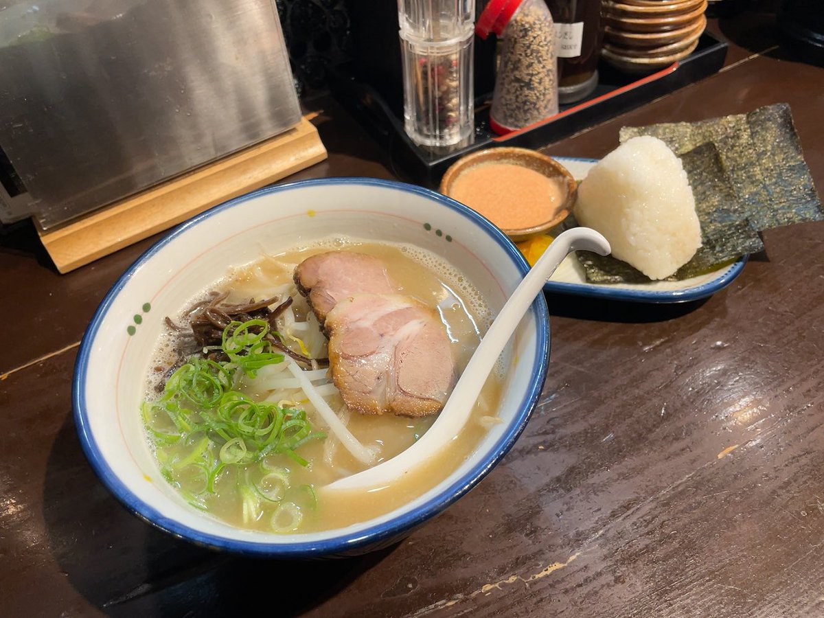pmpmk2ana's tweet photo. 麺の坊砦＠渋谷！けっこう久しぶりの訪問！！Youtube見て気になったので、おにぎりも注文！初めておにぎり食べて美味いって思ったかもです！当然ラーメンもうまうまでした https://t.co/E2HTJDHODe