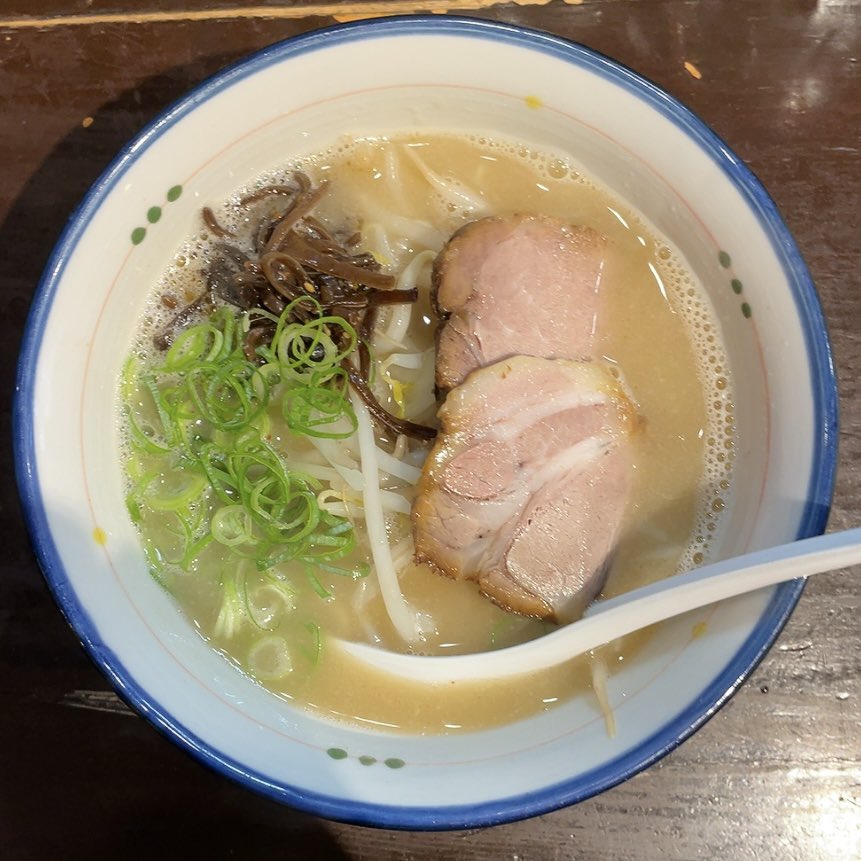 pmpmk2ana's tweet photo. 麺の坊砦＠渋谷！けっこう久しぶりの訪問！！Youtube見て気になったので、おにぎりも注文！初めておにぎり食べて美味いって思ったかもです！当然ラーメンもうまうまでした https://t.co/E2HTJDHODe