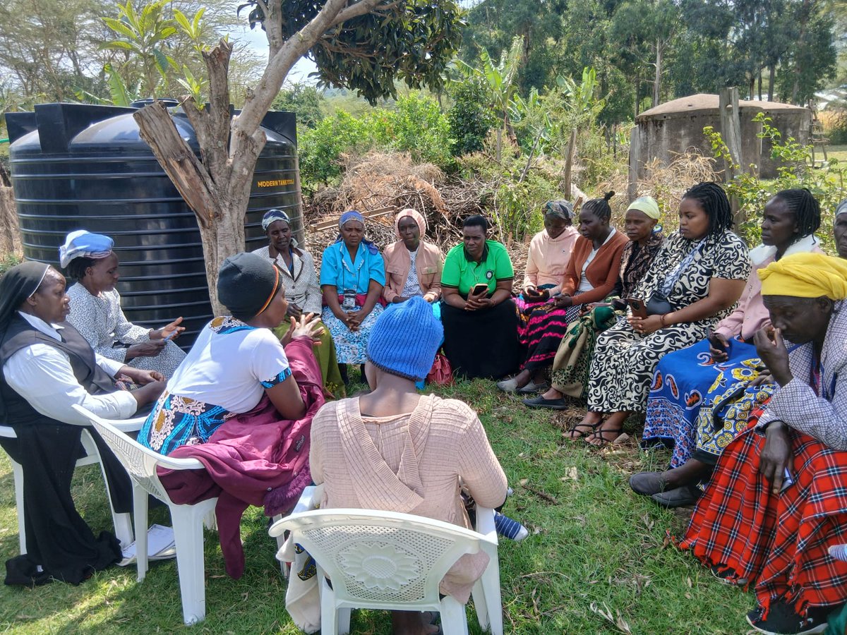 avsi_kenya's tweet photo. Through savings and loan groups, around 2,500 families in @FondazioneAVSI’s #DistanceSupportProgram are accompanied to strengthen their economic capacity.
The groups help families save, access small loans, invest and plan for the future.
#PeopleForDevelopment https://t.co/gZ2m1Ew93E