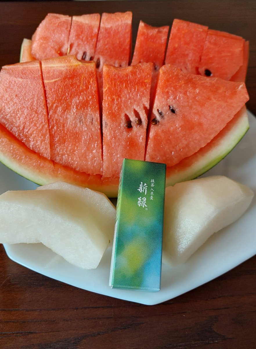 minakopochimama's tweet photo. 今日のおやつ✨
畑のおばちゃんから
スイカ🍉なし🍐
おば様の所に行ったら
とやらの羊羮お裾分け
(^.^)(-.-)(__)🍀

夜も久しぶりの
フリータイム⏰
ながまろ～(￣ｑ￣) https://t.co/5GrgnwXBTp