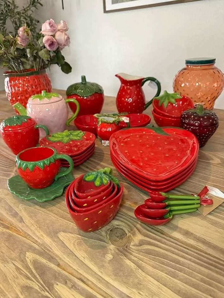 sweetxdessert's tweet photo. strawberry kitchenware https://t.co/RVxfxSrD4v