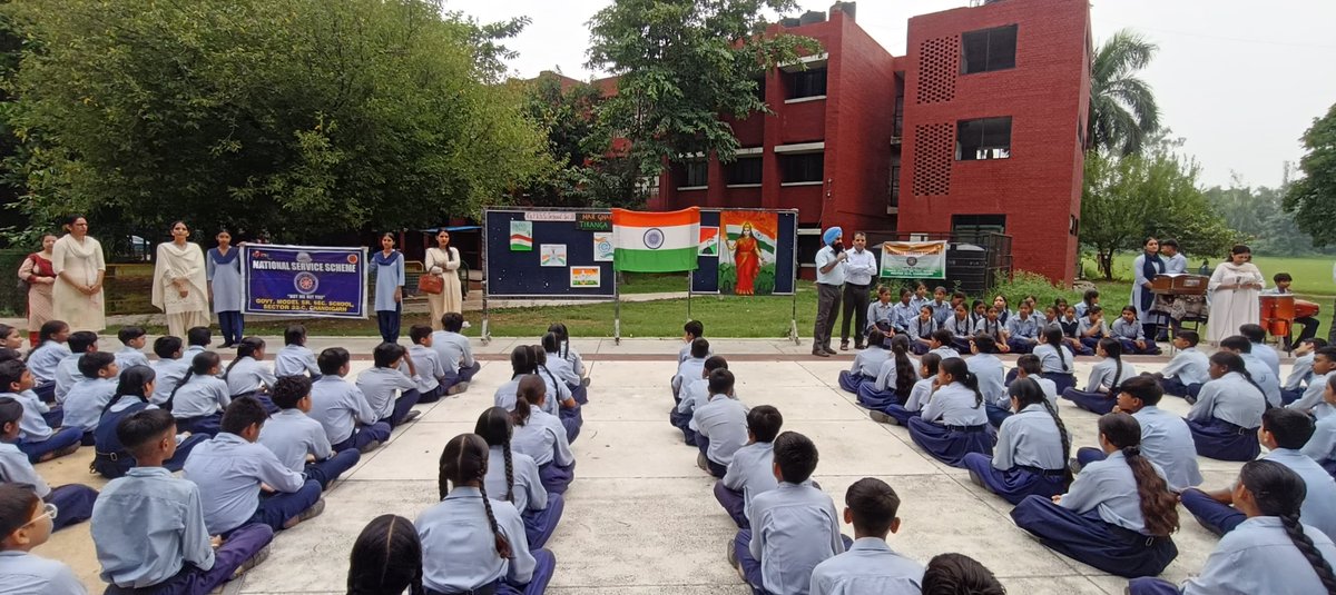 SchoolEduChd's tweet photo. Vibrant celebration of patriotism and national unity! Students and staff came together with pride through the soulful rendition of Vande Mataram, the #HarGharTiranga pledge, patriotic-themed notice boards and an inspiring address by school Principal s
“The Tiranga is not just our flag,it is our pride, our unity and our identity.” 🇮🇳
#HarGharTiranga #Tiranga #Patriotism #VandeMataram #ChandigarhEducation 
@EduMinOfIndia 
@DselEduMinistry