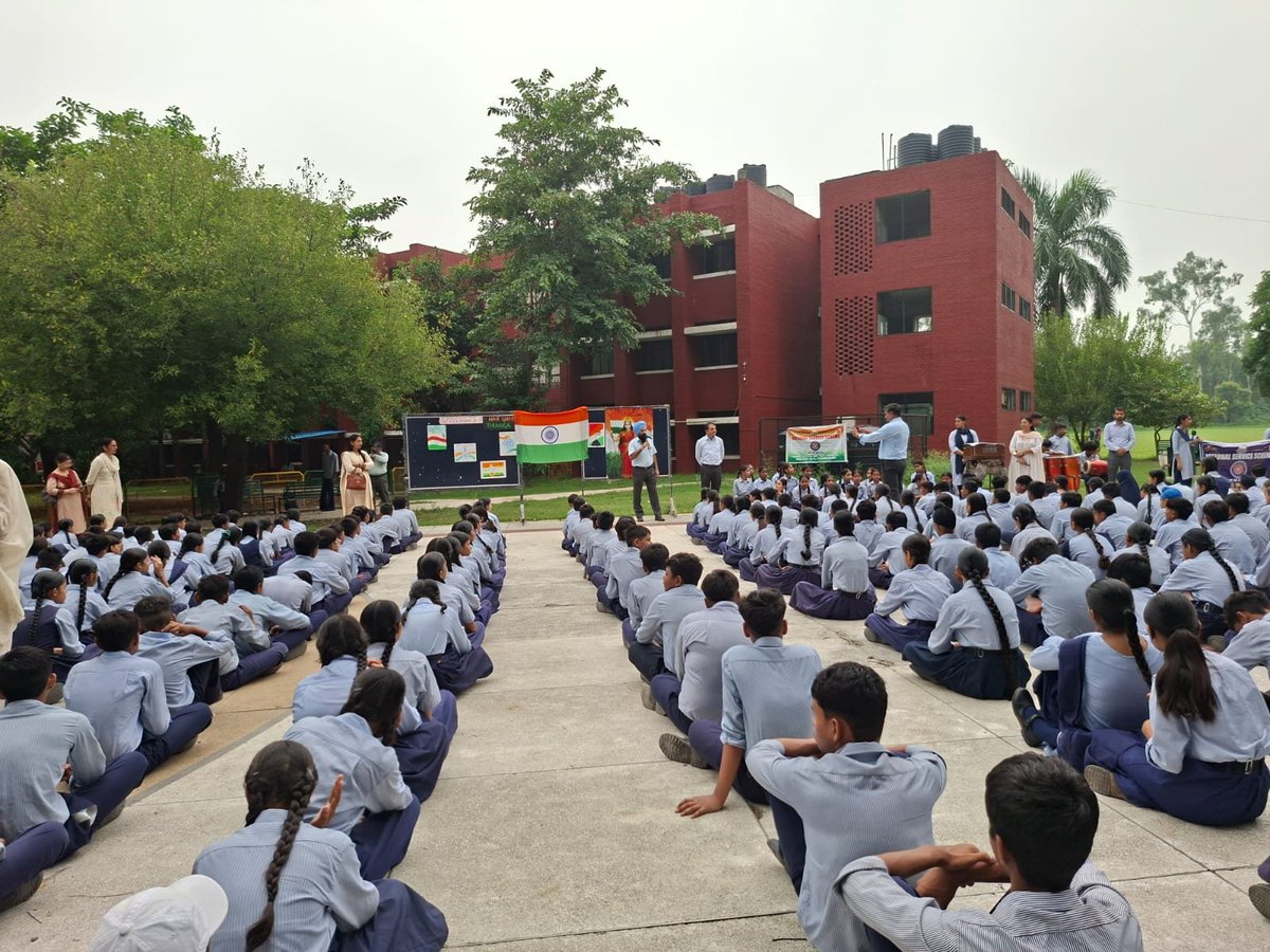 SchoolEduChd's tweet photo. Vibrant celebration of patriotism and national unity! Students and staff came together with pride through the soulful rendition of Vande Mataram, the #HarGharTiranga pledge, patriotic-themed notice boards and an inspiring address by school Principal s
“The Tiranga is not just our flag,it is our pride, our unity and our identity.” 🇮🇳
#HarGharTiranga #Tiranga #Patriotism #VandeMataram #ChandigarhEducation 
@EduMinOfIndia 
@DselEduMinistry