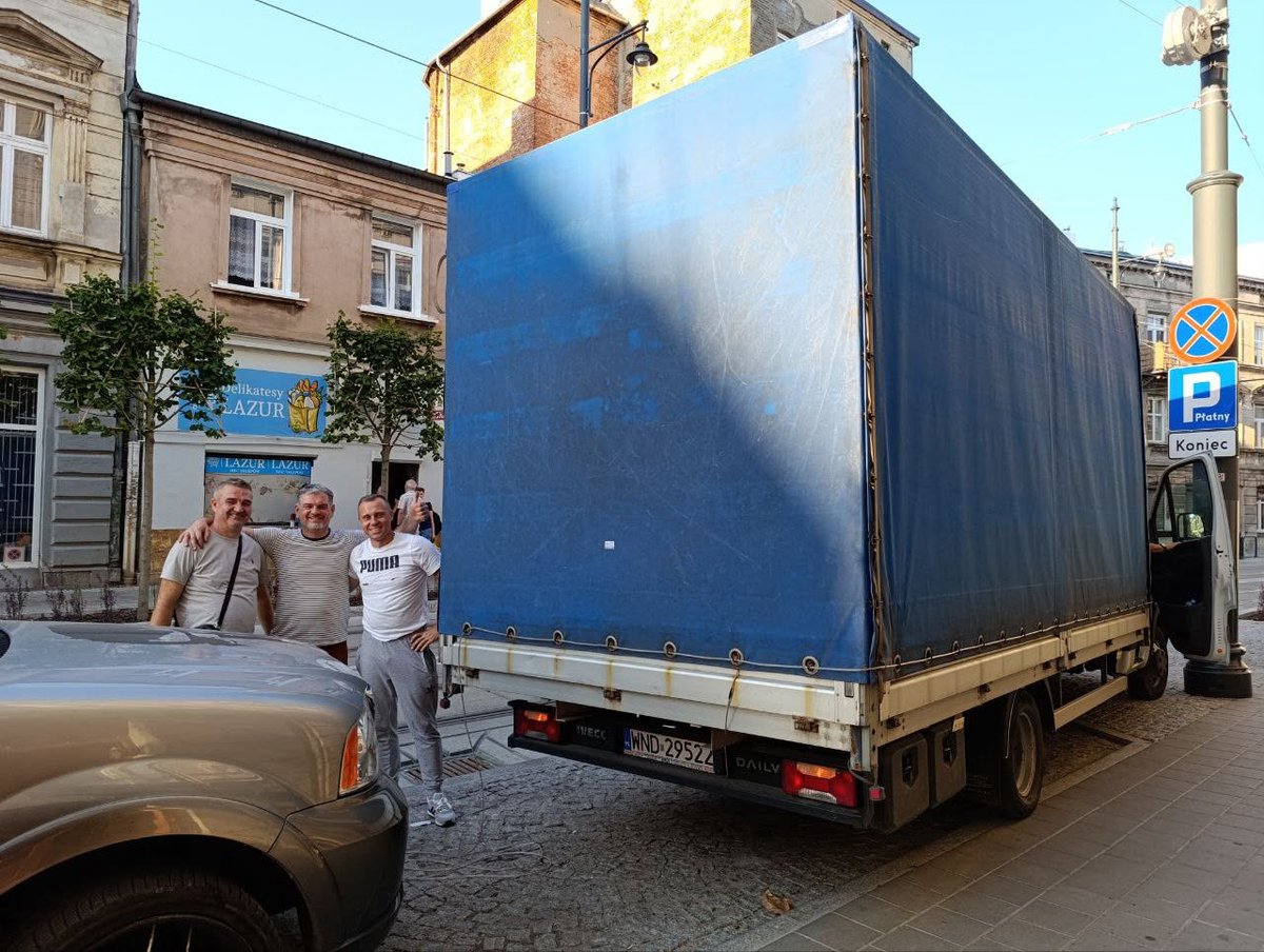 KlaudiaDomagala's tweet photo. 🤢 Polacy z własnych kieszeni ratowali powodzian, a w tym czasie miliony z pomocy trafiały do ludzi z otoczenia działaczki KO.

Naprawdę niedobrze się robi, kiedy czyta się kolejne takie informacje.

Podczas powodzi tysiące Polaków rzuciły wszystko i ruszyły pomagać. Ludzie kupowali wodę, chemię, żywność, środki higieniczne, łopaty, rękawice. Jeździli własnymi samochodami i za własne pieniądze. Pomagali obcym ludziom wynosić z domów błoto i resztki tego, co zostało z ich całego życia.

A teraz czytamy, jak wyglądała druga strona tej historii.

4,5 miliona złotych pomocy powodziowej trafiło do trzech firm z jednej niewielkiej okolicy. Jedna należy do męża wiceprezes Karkonoskiej Agencji Rozwoju Regionalnego i działaczki Koalicji Obywatelskiej Anny Konieczyńskiej. Druga do jej sąsiadów. Trzecia do właściciela lokalnej telewizji od lat współpracującej z samorządami. Firma męża działaczki KO dostała 200 tysięcy złotych. W dokumentacji szkód znalazły się między innymi popękane płytki, wymyte fugi czy pęknięcia tynku na balkonie... na 1. piętrze.

Spółka należąca do ich sąsiadów dostała aż 3,2 miliona złotych na szkody dotyczące sali zabaw. Problem w tym, że według ustaleń Wirtualnej Polski budynek znajdował się około 340 metrów od najbliższej wody widocznej na danych satelitarnych. Co więcej, dziennikarze nie znaleźli śladów, żeby ta sala zabaw kiedykolwiek wcześniej została otwarta dla dzieci.

Kolejna firma dostała ponad 1,1 miliona złotych. Pod wskazanym adresem straż pożarna nie odnotowała zgłoszenia powodziowego, a dostępne zdjęcia satelitarne również nie pokazują tam wody powodziowej.

Sprawą zajmuje się już CBA.

Jednak z jeszcze innego powodu czyta mi się o tym szczególnie ciężko.

Kiedy przyszła powódź, udostępniłam swoje biuro jako jeden z punktów zbiórki organizowanej przez Ochotniczą Obronę Cywilną w Łodzi i wspieraną przez panią Agnieszkę ze Stowarzyszenia Przyjaciół Dzieci "Dom Słońca". I pamiętam, jak wyglądało to naprawdę. Miejsce szybko zapełniło się po sufit, dosłownie. Każda pojedyncza rzecz, która została przyniesiona przez ludzi, została wydana. Każda butelka, każde opakowanie chemii, każdy środek do sprzątania, każdy sprzęt. Wszystko było potrzebne. Nie zostało absolutnie nic. Pomoc była świetnie zorganizowana oddolnie. Z mniejszych punktów rzeczy trafiały do busów, później były przeładowywane do większych transportów i jechały w konkretne miejsca, do konkretnych ludzi, których potrzeby były wcześniej ustalone.

Nie było przypadkowego wożenia rzeczy gdziekolwiek. Wszystko miało swoje miejsce. I wtedy naprawdę każda złotówka miała znaczenie. Każda rzecz miała znaczenie. Bo po drugiej stronie byli ludzie, którzy nie mieli już nic.

I teraz zestawcie sobie te dwa obrazy.

Z jednej strony Polak, który ze swoich pieniędzy kupuje kilka butelek płynu do sprzątania, bo wie, że komuś właśnie zalało cały dom. Rodzina, która przynosi zgrzewkę wody. Ktoś, kto ładuje busa i jedzie setki kilometrów pomagać ludziom, których nigdy wcześniej nie widział. Nieznany mi wcześniej sąsiad z ulicy Legionów, który widząc co się dzieje codziennie przychodził pomóc przepakowywać towar. Wspaniali ludzie ze stowarzyszenia Łódzkie Sercem Polski, którzy poświęcali swój własny czas na wsparcie funkcjonowania punktu.

A z drugiej strony czytamy o setkach tysięcy i milionach złotych pomocy, które trafiają do ludzi z otoczenia działaczki Koalicji Obywatelskiej, przy tak poważnych wątpliwościach dotyczących rzeczywistych szkód.

To jest plucie w twarz wszystkim, którzy wtedy pomagali!

Przede wszystkim jednak jest to plucie w twarz tym, którzy naprawdę stracili wszystko. Bo jak można patrzeć na ludzi, którym woda zabrała dom, firmę, samochód i dorobek kilku pokoleń, a jednocześnie myśleć o pieniądzach na własne popękane płytki czy balkon? No ludzie kochani! Jak można wyciągać miliony z funduszu stworzonego po takiej tragedii, jeśli obok są ludzie, którzy rzeczywiście zostali bez niczego?

Jeżeli ustalenia dziennikarzy się potwierdzą, każda nienależnie wypłacona złotówka powinna zostać odzyskana, a osoby odpowiedzialne powinny ponieść konsekwencje.

Na ludzkiej tragedii nie robi się interesów.

To jest po prostu obrzydliwe.

I kiedy po raz kolejny słyszę Koalicję Obywatelską opowiadającą o "rozliczeniach", to mam tylko jedno pytanie: może najpierw rozliczycie siebie i ludzi we własnym otoczeniu?