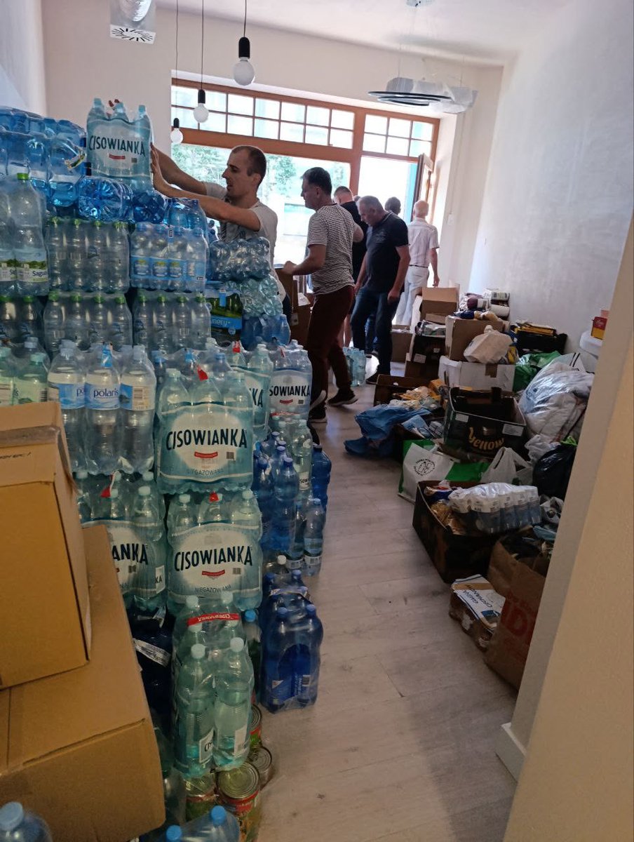 KlaudiaDomagala's tweet photo. 🤢 Polacy z własnych kieszeni ratowali powodzian, a w tym czasie miliony z pomocy trafiały do ludzi z otoczenia działaczki KO.

Naprawdę niedobrze się robi, kiedy czyta się kolejne takie informacje.

Podczas powodzi tysiące Polaków rzuciły wszystko i ruszyły pomagać. Ludzie kupowali wodę, chemię, żywność, środki higieniczne, łopaty, rękawice. Jeździli własnymi samochodami i za własne pieniądze. Pomagali obcym ludziom wynosić z domów błoto i resztki tego, co zostało z ich całego życia.

A teraz czytamy, jak wyglądała druga strona tej historii.

4,5 miliona złotych pomocy powodziowej trafiło do trzech firm z jednej niewielkiej okolicy. Jedna należy do męża wiceprezes Karkonoskiej Agencji Rozwoju Regionalnego i działaczki Koalicji Obywatelskiej Anny Konieczyńskiej. Druga do jej sąsiadów. Trzecia do właściciela lokalnej telewizji od lat współpracującej z samorządami. Firma męża działaczki KO dostała 200 tysięcy złotych. W dokumentacji szkód znalazły się między innymi popękane płytki, wymyte fugi czy pęknięcia tynku na balkonie... na 1. piętrze.

Spółka należąca do ich sąsiadów dostała aż 3,2 miliona złotych na szkody dotyczące sali zabaw. Problem w tym, że według ustaleń Wirtualnej Polski budynek znajdował się około 340 metrów od najbliższej wody widocznej na danych satelitarnych. Co więcej, dziennikarze nie znaleźli śladów, żeby ta sala zabaw kiedykolwiek wcześniej została otwarta dla dzieci.

Kolejna firma dostała ponad 1,1 miliona złotych. Pod wskazanym adresem straż pożarna nie odnotowała zgłoszenia powodziowego, a dostępne zdjęcia satelitarne również nie pokazują tam wody powodziowej.

Sprawą zajmuje się już CBA.

Jednak z jeszcze innego powodu czyta mi się o tym szczególnie ciężko.

Kiedy przyszła powódź, udostępniłam swoje biuro jako jeden z punktów zbiórki organizowanej przez Ochotniczą Obronę Cywilną w Łodzi i wspieraną przez panią Agnieszkę ze Stowarzyszenia Przyjaciół Dzieci "Dom Słońca". I pamiętam, jak wyglądało to naprawdę. Miejsce szybko zapełniło się po sufit, dosłownie. Każda pojedyncza rzecz, która została przyniesiona przez ludzi, została wydana. Każda butelka, każde opakowanie chemii, każdy środek do sprzątania, każdy sprzęt. Wszystko było potrzebne. Nie zostało absolutnie nic. Pomoc była świetnie zorganizowana oddolnie. Z mniejszych punktów rzeczy trafiały do busów, później były przeładowywane do większych transportów i jechały w konkretne miejsca, do konkretnych ludzi, których potrzeby były wcześniej ustalone.

Nie było przypadkowego wożenia rzeczy gdziekolwiek. Wszystko miało swoje miejsce. I wtedy naprawdę każda złotówka miała znaczenie. Każda rzecz miała znaczenie. Bo po drugiej stronie byli ludzie, którzy nie mieli już nic.

I teraz zestawcie sobie te dwa obrazy.

Z jednej strony Polak, który ze swoich pieniędzy kupuje kilka butelek płynu do sprzątania, bo wie, że komuś właśnie zalało cały dom. Rodzina, która przynosi zgrzewkę wody. Ktoś, kto ładuje busa i jedzie setki kilometrów pomagać ludziom, których nigdy wcześniej nie widział. Nieznany mi wcześniej sąsiad z ulicy Legionów, który widząc co się dzieje codziennie przychodził pomóc przepakowywać towar. Wspaniali ludzie ze stowarzyszenia Łódzkie Sercem Polski, którzy poświęcali swój własny czas na wsparcie funkcjonowania punktu.

A z drugiej strony czytamy o setkach tysięcy i milionach złotych pomocy, które trafiają do ludzi z otoczenia działaczki Koalicji Obywatelskiej, przy tak poważnych wątpliwościach dotyczących rzeczywistych szkód.

To jest plucie w twarz wszystkim, którzy wtedy pomagali!

Przede wszystkim jednak jest to plucie w twarz tym, którzy naprawdę stracili wszystko. Bo jak można patrzeć na ludzi, którym woda zabrała dom, firmę, samochód i dorobek kilku pokoleń, a jednocześnie myśleć o pieniądzach na własne popękane płytki czy balkon? No ludzie kochani! Jak można wyciągać miliony z funduszu stworzonego po takiej tragedii, jeśli obok są ludzie, którzy rzeczywiście zostali bez niczego?

Jeżeli ustalenia dziennikarzy się potwierdzą, każda nienależnie wypłacona złotówka powinna zostać odzyskana, a osoby odpowiedzialne powinny ponieść konsekwencje.

Na ludzkiej tragedii nie robi się interesów.

To jest po prostu obrzydliwe.

I kiedy po raz kolejny słyszę Koalicję Obywatelską opowiadającą o "rozliczeniach", to mam tylko jedno pytanie: może najpierw rozliczycie siebie i ludzi we własnym otoczeniu?