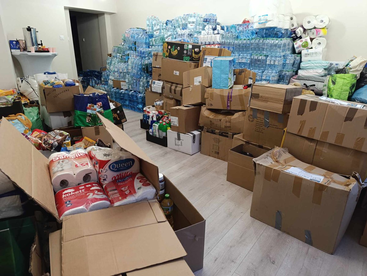 KlaudiaDomagala's tweet photo. 🤢 Polacy z własnych kieszeni ratowali powodzian, a w tym czasie miliony z pomocy trafiały do ludzi z otoczenia działaczki KO.

Naprawdę niedobrze się robi, kiedy czyta się kolejne takie informacje.

Podczas powodzi tysiące Polaków rzuciły wszystko i ruszyły pomagać. Ludzie kupowali wodę, chemię, żywność, środki higieniczne, łopaty, rękawice. Jeździli własnymi samochodami i za własne pieniądze. Pomagali obcym ludziom wynosić z domów błoto i resztki tego, co zostało z ich całego życia.

A teraz czytamy, jak wyglądała druga strona tej historii.

4,5 miliona złotych pomocy powodziowej trafiło do trzech firm z jednej niewielkiej okolicy. Jedna należy do męża wiceprezes Karkonoskiej Agencji Rozwoju Regionalnego i działaczki Koalicji Obywatelskiej Anny Konieczyńskiej. Druga do jej sąsiadów. Trzecia do właściciela lokalnej telewizji od lat współpracującej z samorządami. Firma męża działaczki KO dostała 200 tysięcy złotych. W dokumentacji szkód znalazły się między innymi popękane płytki, wymyte fugi czy pęknięcia tynku na balkonie... na 1. piętrze.

Spółka należąca do ich sąsiadów dostała aż 3,2 miliona złotych na szkody dotyczące sali zabaw. Problem w tym, że według ustaleń Wirtualnej Polski budynek znajdował się około 340 metrów od najbliższej wody widocznej na danych satelitarnych. Co więcej, dziennikarze nie znaleźli śladów, żeby ta sala zabaw kiedykolwiek wcześniej została otwarta dla dzieci.

Kolejna firma dostała ponad 1,1 miliona złotych. Pod wskazanym adresem straż pożarna nie odnotowała zgłoszenia powodziowego, a dostępne zdjęcia satelitarne również nie pokazują tam wody powodziowej.

Sprawą zajmuje się już CBA.

Jednak z jeszcze innego powodu czyta mi się o tym szczególnie ciężko.

Kiedy przyszła powódź, udostępniłam swoje biuro jako jeden z punktów zbiórki organizowanej przez Ochotniczą Obronę Cywilną w Łodzi i wspieraną przez panią Agnieszkę ze Stowarzyszenia Przyjaciół Dzieci "Dom Słońca". I pamiętam, jak wyglądało to naprawdę. Miejsce szybko zapełniło się po sufit, dosłownie. Każda pojedyncza rzecz, która została przyniesiona przez ludzi, została wydana. Każda butelka, każde opakowanie chemii, każdy środek do sprzątania, każdy sprzęt. Wszystko było potrzebne. Nie zostało absolutnie nic. Pomoc była świetnie zorganizowana oddolnie. Z mniejszych punktów rzeczy trafiały do busów, później były przeładowywane do większych transportów i jechały w konkretne miejsca, do konkretnych ludzi, których potrzeby były wcześniej ustalone.

Nie było przypadkowego wożenia rzeczy gdziekolwiek. Wszystko miało swoje miejsce. I wtedy naprawdę każda złotówka miała znaczenie. Każda rzecz miała znaczenie. Bo po drugiej stronie byli ludzie, którzy nie mieli już nic.

I teraz zestawcie sobie te dwa obrazy.

Z jednej strony Polak, który ze swoich pieniędzy kupuje kilka butelek płynu do sprzątania, bo wie, że komuś właśnie zalało cały dom. Rodzina, która przynosi zgrzewkę wody. Ktoś, kto ładuje busa i jedzie setki kilometrów pomagać ludziom, których nigdy wcześniej nie widział. Nieznany mi wcześniej sąsiad z ulicy Legionów, który widząc co się dzieje codziennie przychodził pomóc przepakowywać towar. Wspaniali ludzie ze stowarzyszenia Łódzkie Sercem Polski, którzy poświęcali swój własny czas na wsparcie funkcjonowania punktu.

A z drugiej strony czytamy o setkach tysięcy i milionach złotych pomocy, które trafiają do ludzi z otoczenia działaczki Koalicji Obywatelskiej, przy tak poważnych wątpliwościach dotyczących rzeczywistych szkód.

To jest plucie w twarz wszystkim, którzy wtedy pomagali!

Przede wszystkim jednak jest to plucie w twarz tym, którzy naprawdę stracili wszystko. Bo jak można patrzeć na ludzi, którym woda zabrała dom, firmę, samochód i dorobek kilku pokoleń, a jednocześnie myśleć o pieniądzach na własne popękane płytki czy balkon? No ludzie kochani! Jak można wyciągać miliony z funduszu stworzonego po takiej tragedii, jeśli obok są ludzie, którzy rzeczywiście zostali bez niczego?

Jeżeli ustalenia dziennikarzy się potwierdzą, każda nienależnie wypłacona złotówka powinna zostać odzyskana, a osoby odpowiedzialne powinny ponieść konsekwencje.

Na ludzkiej tragedii nie robi się interesów.

To jest po prostu obrzydliwe.

I kiedy po raz kolejny słyszę Koalicję Obywatelską opowiadającą o "rozliczeniach", to mam tylko jedno pytanie: może najpierw rozliczycie siebie i ludzi we własnym otoczeniu?