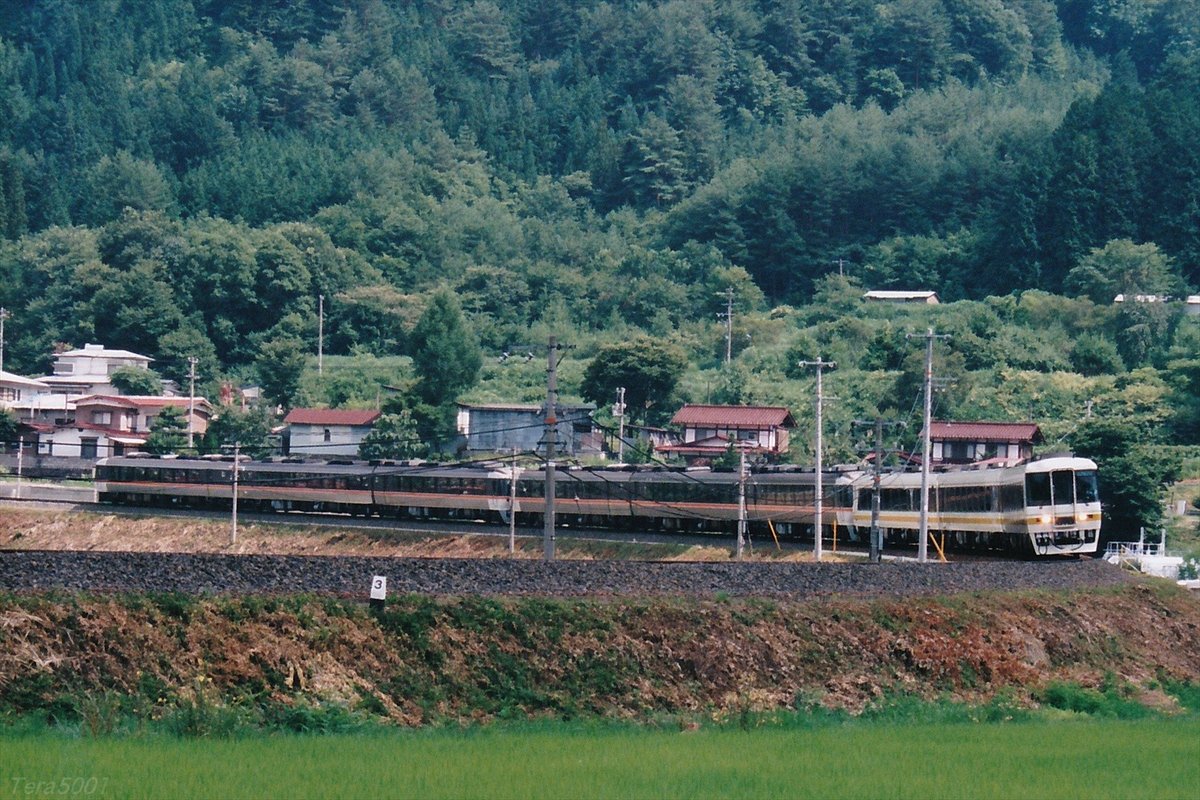 Tera5001's tweet photo. 30年前の高山線 宮の大カーブを行く名鉄8500系 特急北アルプス号＋キハ85系 特急ひだ号。
1996.8.4 https://t.co/Nfx0Zi0fzk