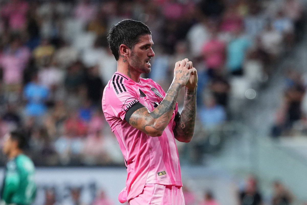 Elsamba18's tweet photo. ❤️‍🩹🫂 Rodrigo de Paul scores and dedicates his goal to Leo Messi and his family. https://t.co/JbAT7xwwXn