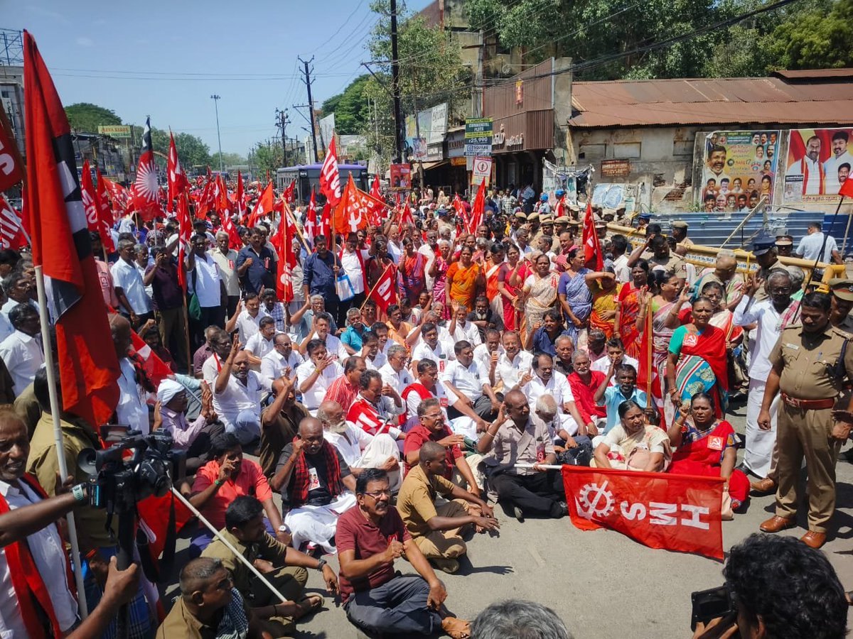 tncpim's tweet photo. ஒன்றிய பாஜக அரசின் தொழிலாளர், விவசாய மற்றும் மக்கள் விரோத கொள்கைகளை கண்டித்து மதுரை ரயில் நிலையம் முன்பு அனைத்து தொழிற்சங்கங்கள் மற்றும் விவசாய சங்கங்கள் சார்பில் இன்று போராட்டம் நடைபெற்றது. #WorkersRights #Protest #CITU #August10Protest #LaborProtest #maduraiProtest https://t.co/0uOTmfP96u