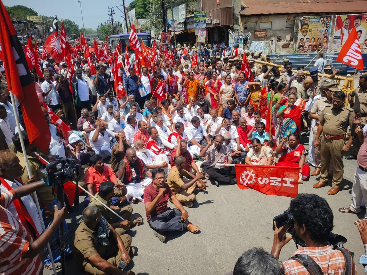 tncpim's tweet photo. ஒன்றிய பாஜக அரசின் தொழிலாளர், விவசாய மற்றும் மக்கள் விரோத கொள்கைகளை கண்டித்து மதுரை ரயில் நிலையம் முன்பு அனைத்து தொழிற்சங்கங்கள் மற்றும் விவசாய சங்கங்கள் சார்பில் இன்று போராட்டம் நடைபெற்றது. #WorkersRights #Protest #CITU #August10Protest #LaborProtest #maduraiProtest https://t.co/0uOTmfP96u
