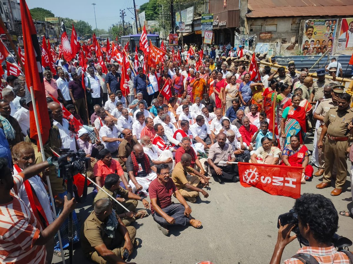 tncpim's tweet photo. ஒன்றிய பாஜக அரசின் தொழிலாளர், விவசாய மற்றும் மக்கள் விரோத கொள்கைகளை கண்டித்து மதுரை ரயில் நிலையம் முன்பு அனைத்து தொழிற்சங்கங்கள் மற்றும் விவசாய சங்கங்கள் சார்பில் இன்று போராட்டம் நடைபெற்றது. #WorkersRights #Protest #CITU #August10Protest #LaborProtest #maduraiProtest https://t.co/0uOTmfP96u