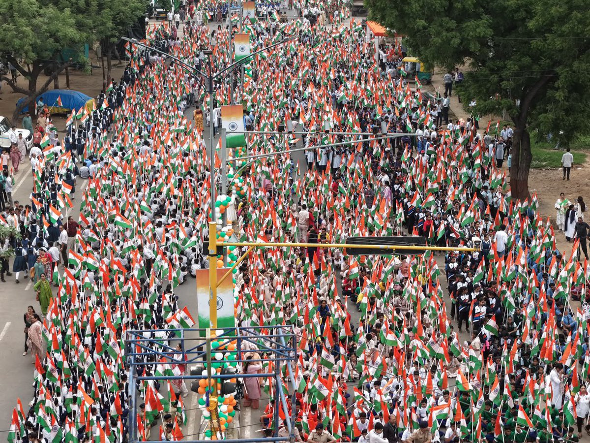 bjpneelrao's tweet photo. હર ઘર તિરંગા, હર દિલ તિરંગા!

પાટનગર રંગાયું દેશભક્તિના રંગે,ગુંજી ઊઠ્યો તિરંગાનો જયઘોષ! 🇮🇳

📍 ગાંધીનગર | તિરંગા યાત્રા

આવો, તિરંગા પ્રત્યેના ગૌરવ અને રાષ્ટ્રપ્રેમની ભાવનાને જન-જન સુધી પહોંચાડીએ.

#HarGharTiranga #TirangaYatra #Gandhinagar #Tiranga #DeshBhakti #JaiHind #ProudIndian
