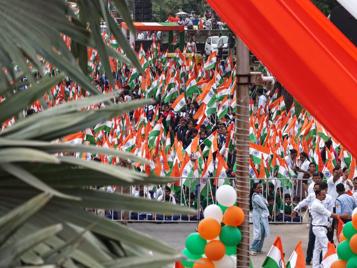 bjpneelrao's tweet photo. હર ઘર તિરંગા, હર દિલ તિરંગા!

પાટનગર રંગાયું દેશભક્તિના રંગે,ગુંજી ઊઠ્યો તિરંગાનો જયઘોષ! 🇮🇳

📍 ગાંધીનગર | તિરંગા યાત્રા

આવો, તિરંગા પ્રત્યેના ગૌરવ અને રાષ્ટ્રપ્રેમની ભાવનાને જન-જન સુધી પહોંચાડીએ.

#HarGharTiranga #TirangaYatra #Gandhinagar #Tiranga #DeshBhakti #JaiHind #ProudIndian