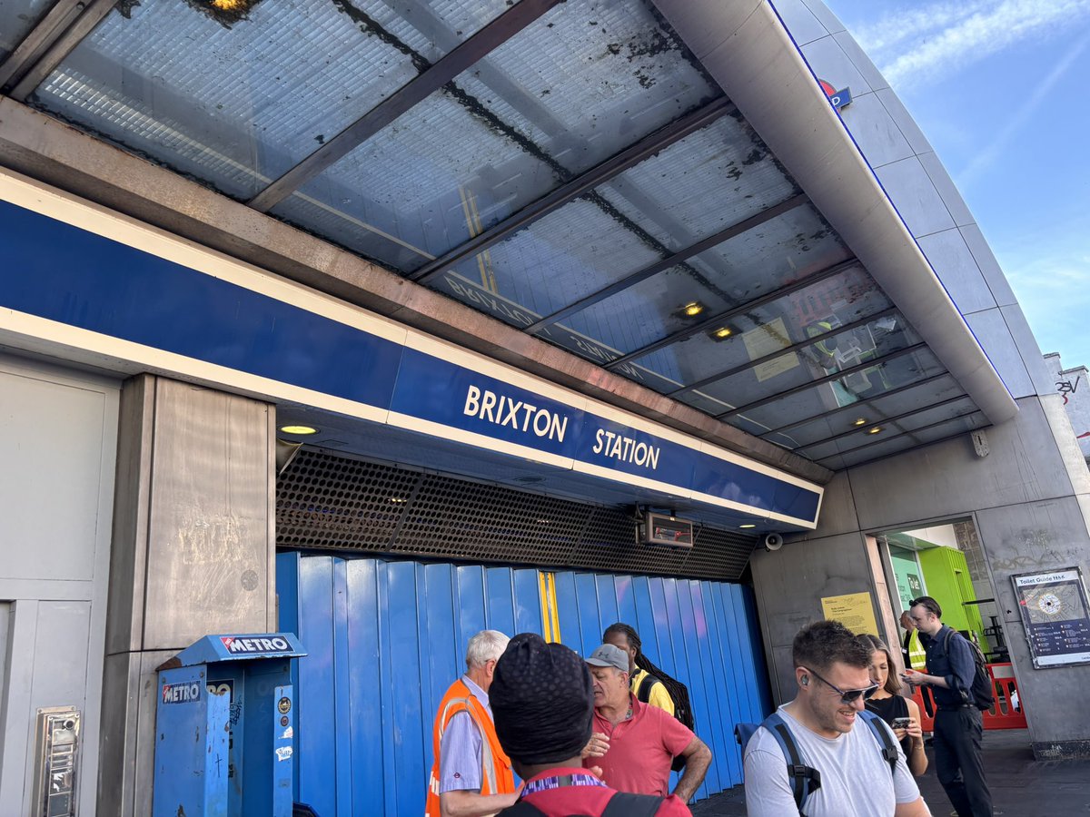 johngreenn's tweet photo. Shut again #Brixton #VictoriaLine https://t.co/TdzQ8T6YKG