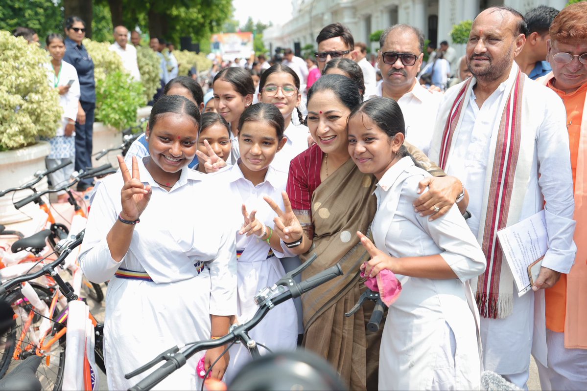 gupta_rekha's tweet photo. ‘विद्या वाहिनी’ परिवार में आज 200 और बेटियां जुड़ गईं हैं। विधानसभा परिसर में उन्हें उनकी साइकिलें सौंपीं।

अब तक 3,000 से अधिक बेटियों तक निःशुल्क साइकिल पहुंच चुकी है और हमारा संकल्प है कि सरकारी विद्यालयों की कक्षा 9 में पढ़ने वाली 1.40 लाख से अधिक बेटियों तक यह सुविधा पहुंचे।

हमारा प्रयास है कि दिल्ली की किसी भी बेटी की पढ़ाई दूरी या आवाजाही की कठिनाई के कारण प्रभावित न हो। उसका स्कूल जाना आसान हो, परिवार की चिंता कम हो और वह पूरे आत्मविश्वास के साथ अपनी पढ़ाई पूरी कर अपने सपनों की ओर बढ़ सके।

भगवान शिव की कृपा सभी बेटियों पर सदैव बनी रहे। महादेव उन्हें शक्ति, साहस और उज्ज्वल भविष्य का आशीर्वाद दें।

#ViksitDelhi