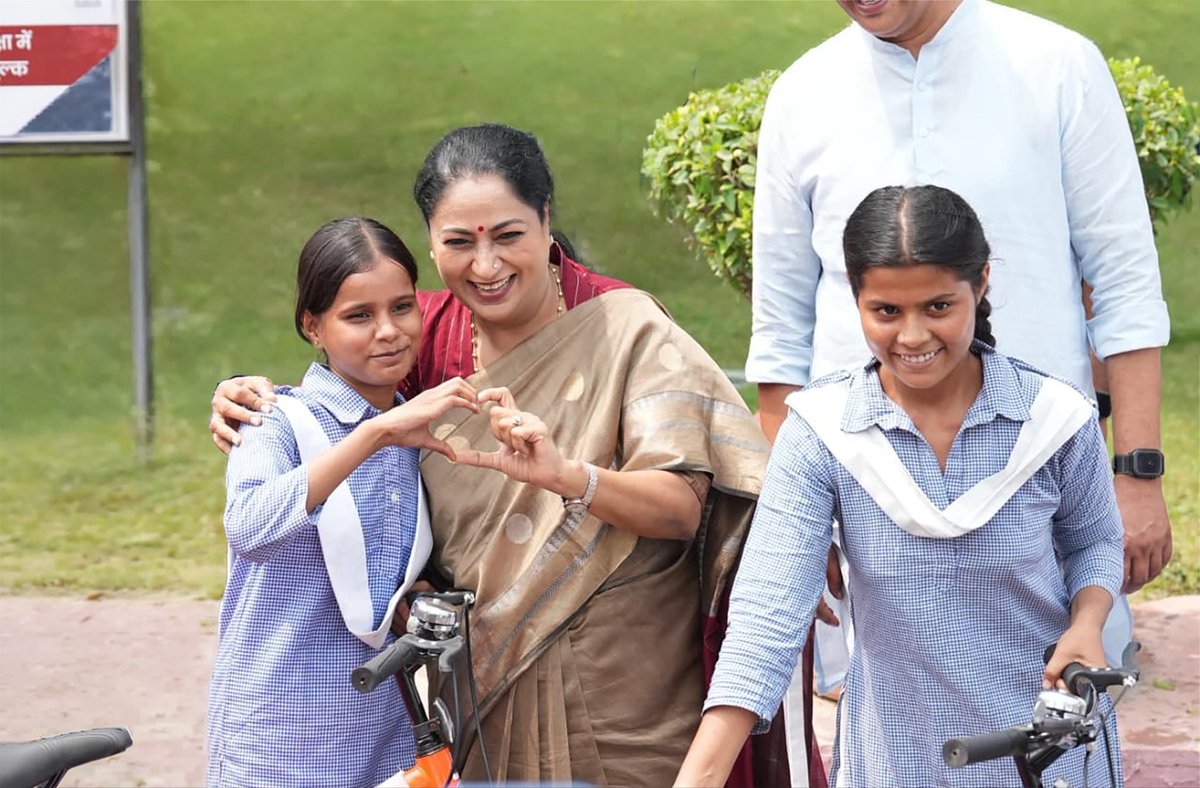 gupta_rekha's tweet photo. ‘विद्या वाहिनी’ परिवार में आज 200 और बेटियां जुड़ गईं हैं। विधानसभा परिसर में उन्हें उनकी साइकिलें सौंपीं।

अब तक 3,000 से अधिक बेटियों तक निःशुल्क साइकिल पहुंच चुकी है और हमारा संकल्प है कि सरकारी विद्यालयों की कक्षा 9 में पढ़ने वाली 1.40 लाख से अधिक बेटियों तक यह सुविधा पहुंचे।

हमारा प्रयास है कि दिल्ली की किसी भी बेटी की पढ़ाई दूरी या आवाजाही की कठिनाई के कारण प्रभावित न हो। उसका स्कूल जाना आसान हो, परिवार की चिंता कम हो और वह पूरे आत्मविश्वास के साथ अपनी पढ़ाई पूरी कर अपने सपनों की ओर बढ़ सके।

भगवान शिव की कृपा सभी बेटियों पर सदैव बनी रहे। महादेव उन्हें शक्ति, साहस और उज्ज्वल भविष्य का आशीर्वाद दें।

#ViksitDelhi