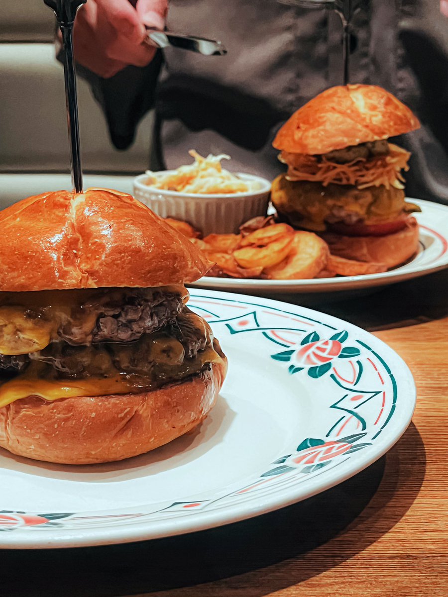K_Meshikui's tweet photo. 心斎橋にあるカミナリバーガーズでランチとします。フランス料理歴30年以上の経験を持つシェフが作るこだわりのハンバーガーは、コスパを意識せず、ひたすらに美味に専心する方に強くお薦めしたい逸品です。
#日常垢 #日常垢さんと繋がりたい #グルメ #グルメ垢 #グルメ好きな人と繋がりたい https://t.co/XfnCqSnKFZ