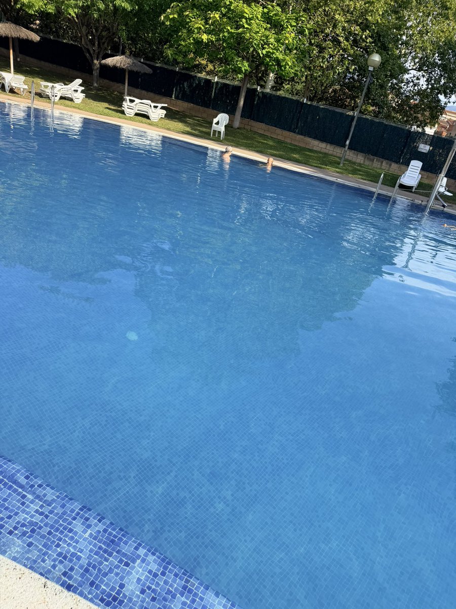 Yoaquiahora's tweet photo. @savilamajor_cat 10 d’agost… piscins turbia.  La de nens superbe. Això no pot ser. Solució? #piscina #piscinsencondicions https://t.co/FWPfBamPNz