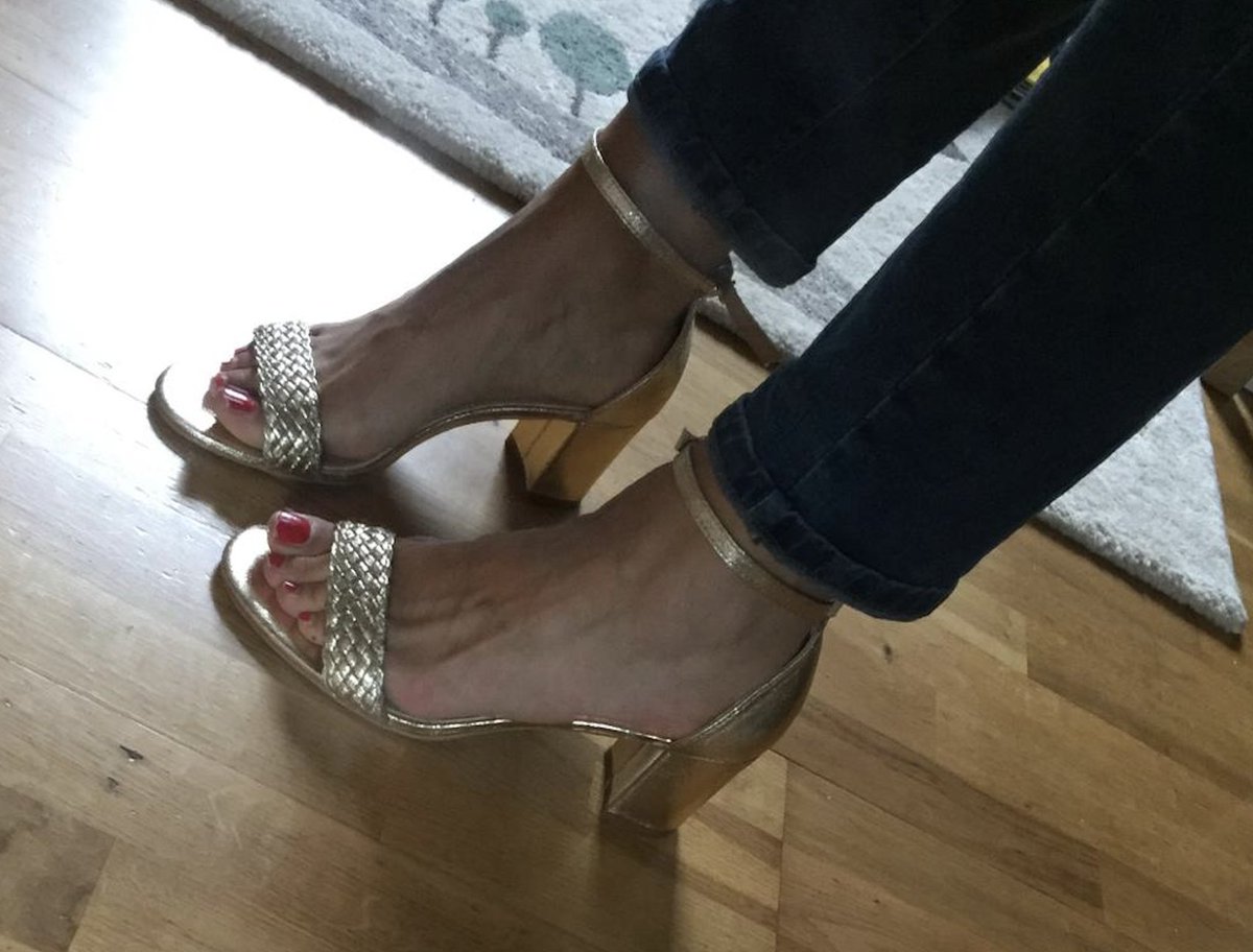 Capucinefrench's tweet photo. Have a great week, everyone 😍
SublimeFeet instagram : https://t.co/tzLc2dl2SB

#feet #feetfetish #feetpics #footfetish #feetlover #soles #toes #prettyfeet #frenchfeet #redpolish #amateurfeet #feetbuyer #sublimefeet https://t.co/ovlFO8VIAE
