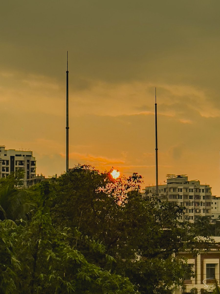Ssayeedbm's tweet photo. Beautiful Golden Hour from Urban Bangladesh 🙌

Share your urban sunset Photograph 📸 https://t.co/BYb62XyQr9