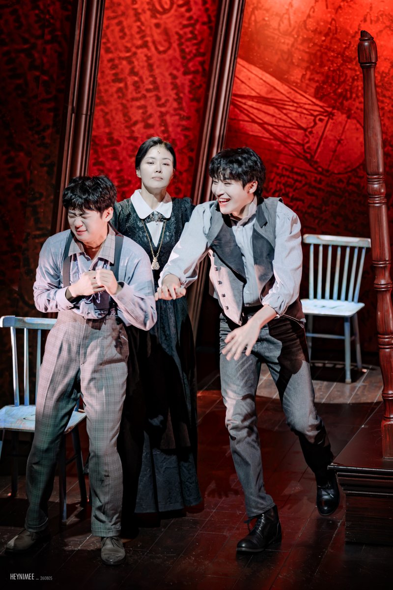 Heynimee_'s tweet photo. 260805 뮤지컬 블랙메리포핀스
낮 스페셜 커튼콜 '메리를 기억해'

메리 #안유진
헤르만 #원태민
요나스 #정지우 

(고단한 메리 ㅎㅎ)
⠀ ⠀  ⠀⠀ ⠀⠀ ⠀⠀ ⠀
⠀ ⠀ ⠀  ⠀⠀ ⠀⠀ ⠀⠀ ⠀ https://t.co/VmAxL56AHm