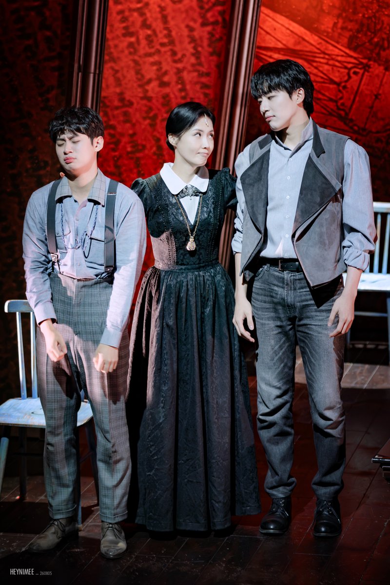 Heynimee_'s tweet photo. 260805 뮤지컬 블랙메리포핀스
낮 스페셜 커튼콜 '메리를 기억해'

메리 #안유진
헤르만 #원태민
요나스 #정지우 

(고단한 메리 ㅎㅎ)
⠀ ⠀  ⠀⠀ ⠀⠀ ⠀⠀ ⠀
⠀ ⠀ ⠀  ⠀⠀ ⠀⠀ ⠀⠀ ⠀ https://t.co/VmAxL56AHm