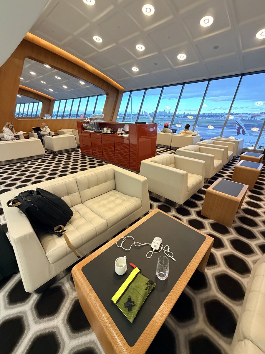 benjmay's tweet photo. Lost track of time in the lounge working - time to head back to LAX. #qf11 https://t.co/HROOLpiw3n