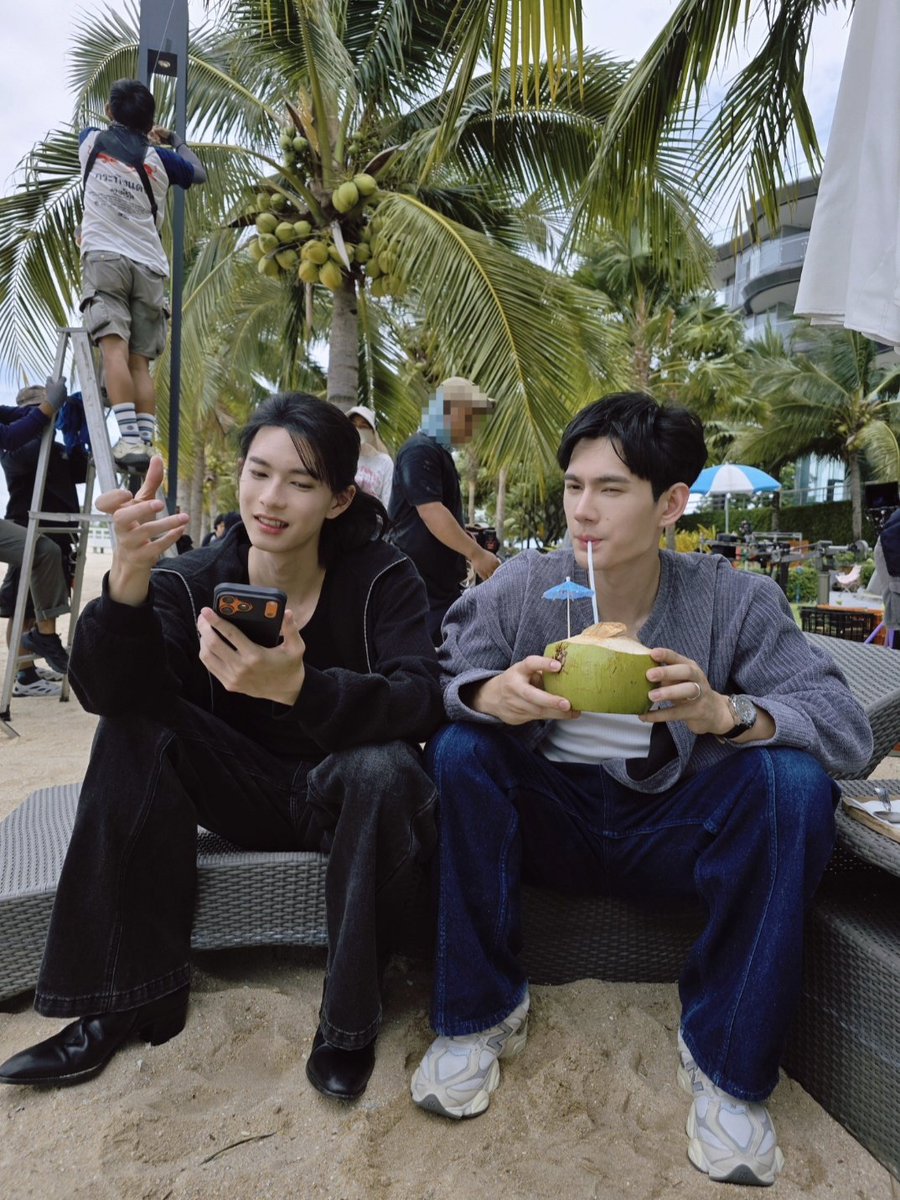 TheGrimLoverTH's tweet photo. น้ำมะพร้าว กับ คนข้าง ๆ อะไรหวานกว่ากันน้าาาา 🥥🤏🏻 

The Grim Lover Q22 

#รักลืมตายQ22 https://t.co/iNlV6bwchr