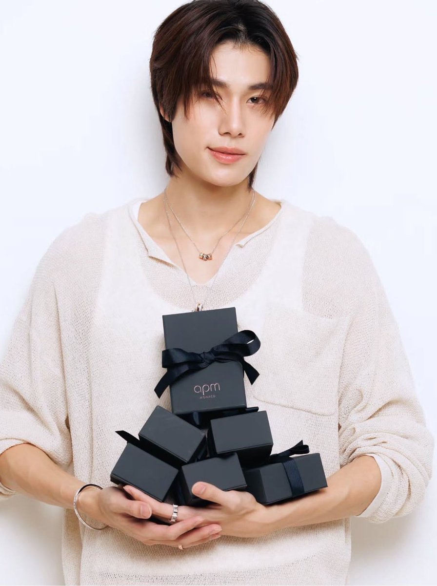 hamburggers's tweet photo. ภูวินน่ารักมากกกกก ลุคนี้เหมือนน้องลูกพีชเลยอะ ถ่ายของ apm ทีไรน่ารักตลอดเลย เป็นเพราะเครื่องประดับกาปุ้กกาปิ้กด้วยป่าวนะ น่ารักมากกก🫳🏻 https://t.co/lnJ24NnLh4