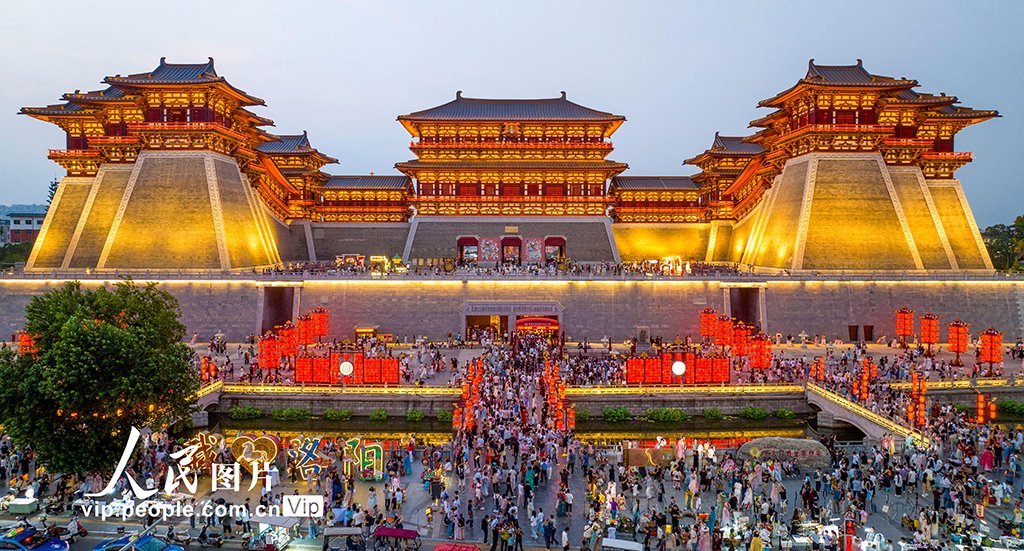 PDChinese's tweet photo. 【河南洛陽：隋唐洛陽城景區暑期游火熱】暑假期間，位於河南省洛陽市的隋唐洛陽城景區通過增加演藝場次、增設豐富互動環節，讓遊客沉浸式體驗古都歷史文化魅力。 https://t.co/e0w9gXg3cz