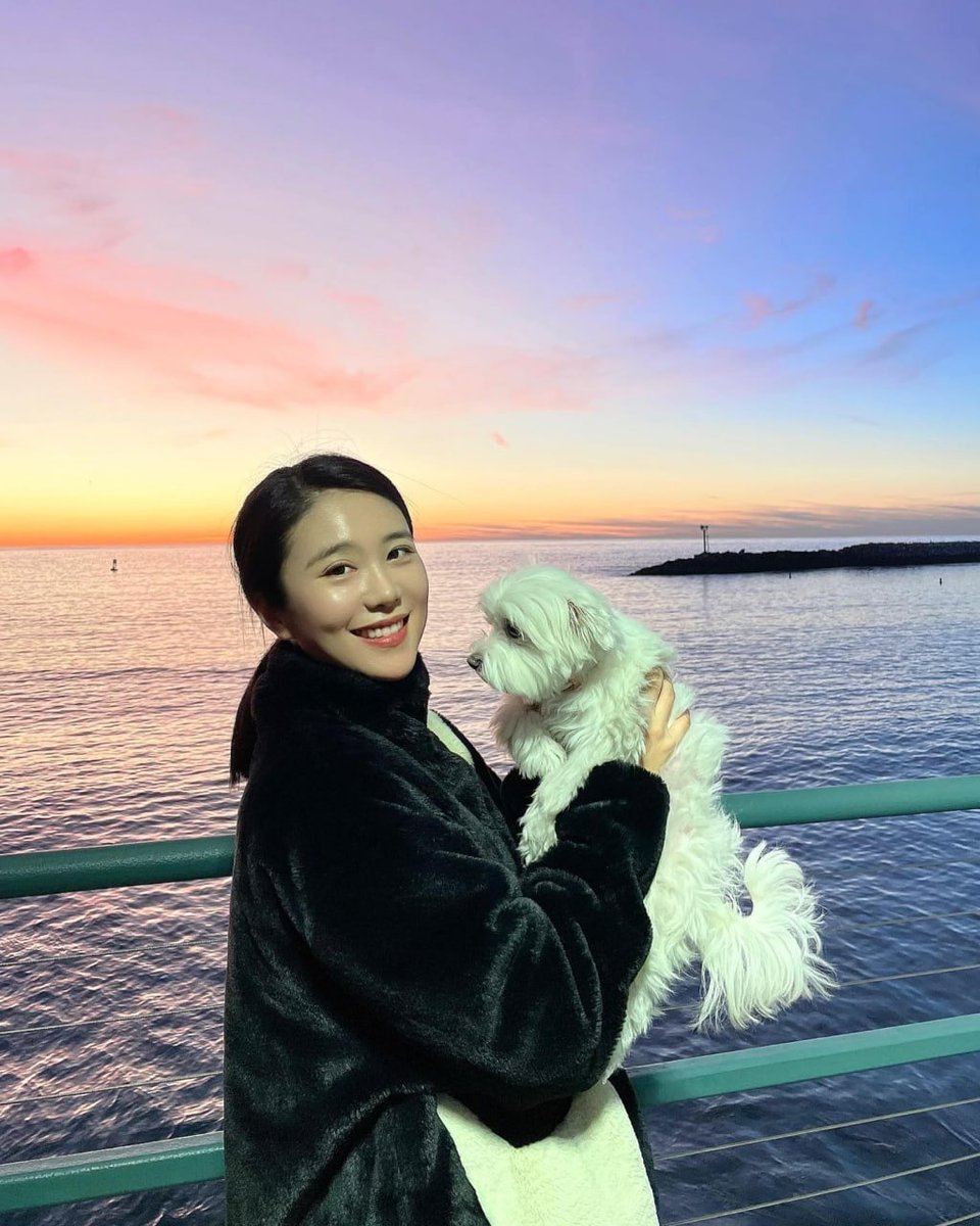 evadlgdo's tweet photo. Came across some old photos.
Some forms of happiness are simple
A sunset the sea and a little one quietly by your side🐶🌊 https://t.co/gsGiWirz0Z