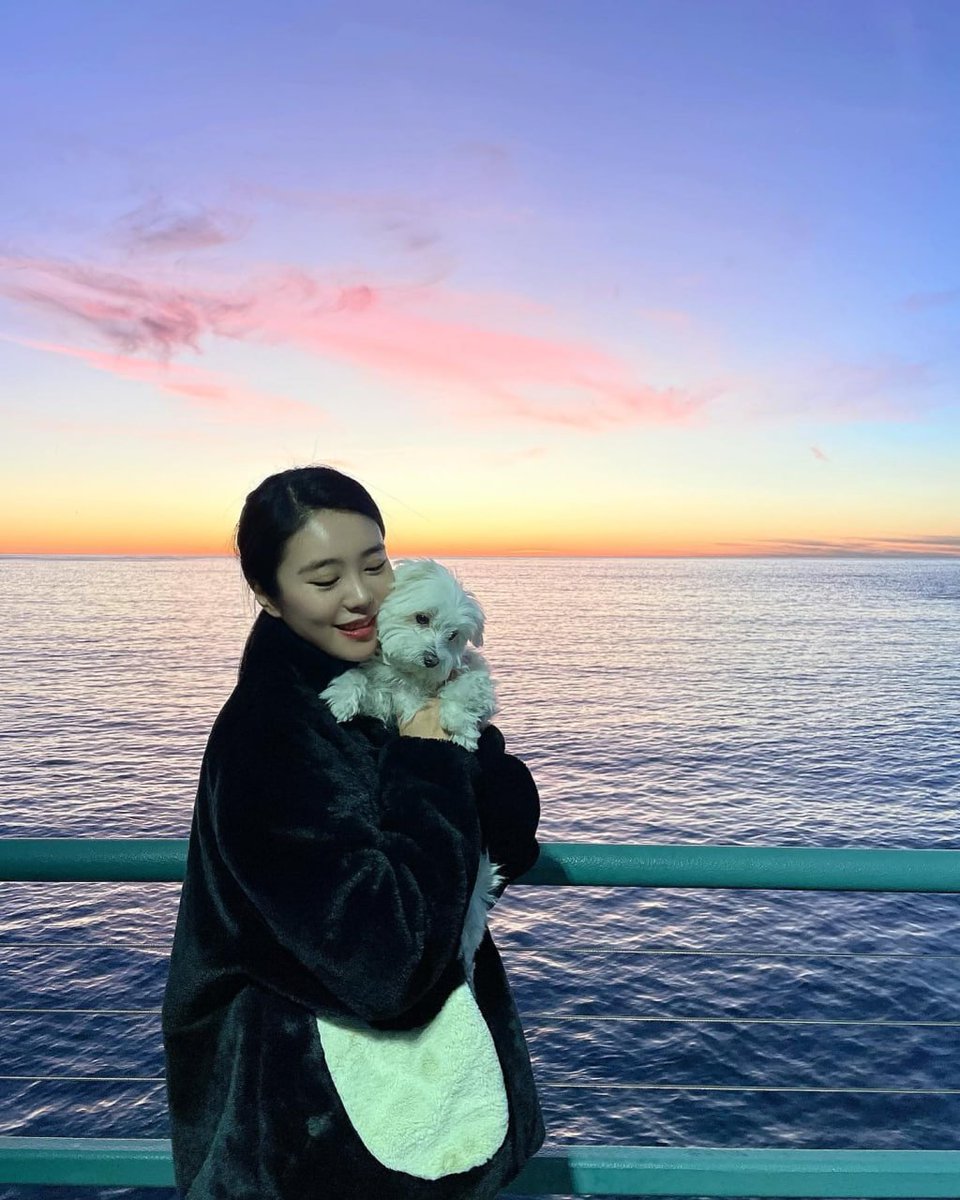 evadlgdo's tweet photo. Came across some old photos.
Some forms of happiness are simple
A sunset the sea and a little one quietly by your side🐶🌊 https://t.co/gsGiWirz0Z