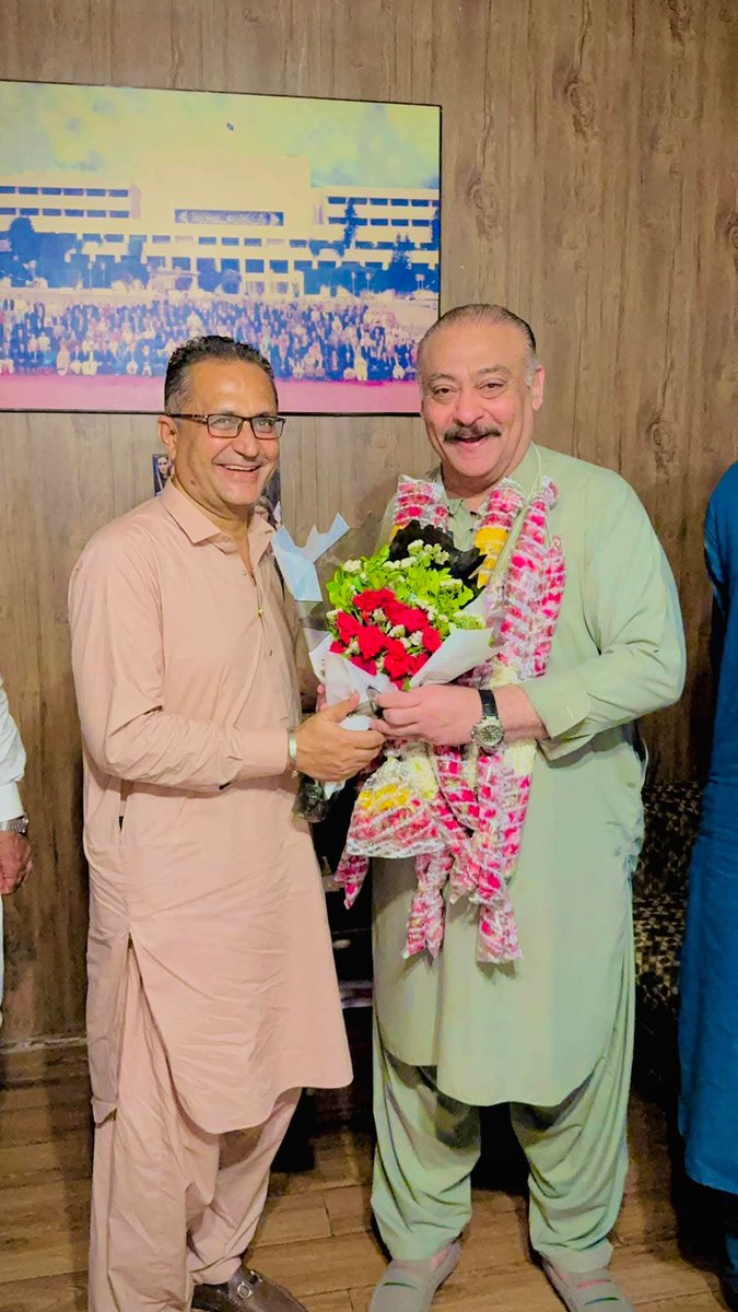 s_Iftikharshah's tweet photo. ہم اپنے بڑے بھائی اپنے محسن سابق وفاقی وزیر صحت ایم اور این اے عبدالقادر پٹیل صاحب کے دفتر پر حملے کی شدید الفاظ میں مذمت کرتے ہیں۔ اور دعا کرتے ہیں کہ اللّه ہمیشہ ان کی حفاظت فرماتے ۔۔ آمین
@A_Qadir_Patel @BBhuttoZardari @ShakeelChPPP https://t.co/KPIa1OphE1