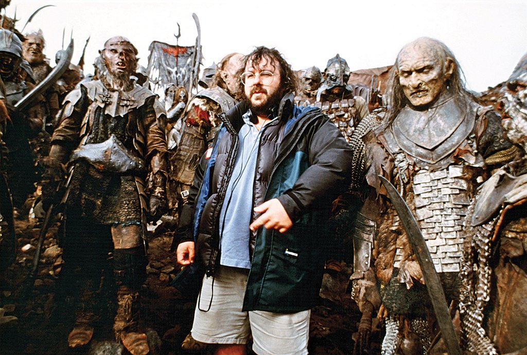 SensaCine's tweet photo. Peter Jackson sabía que en Las dos torres iba a tener miles de orcos preparados para atacar al mismo tiempo y que, al contrario de lo que pasaba con los stormtroopers de Star Wars, darían más miedo si eran totalmente diferentes los unos de los otros. 

De hecho, Richard Taylor y Peter Owen, encargados del maquillaje de la saga (por la que ganaron dos Óscar) crearon 10.000 orcos diferentes que salían a lo largo y ancho de toda la saga. 

Pero 10.000 orcos necesitan hacer un sonido muy particular, y difícil de hacer con los medios habituales del sonido, así que tuvieron que recurrir a medidas fuera de lo normal. 

En la escena de Las dos torres en la que Saruman presenta a su ejército, el 16 de febrero de 2002, Peter Jackson fue al estudio de Wellington durante el descanso del partido de cricket entre Inglaterra y Nueva Zelanda para pedir a los 25.000 fans allí presentes que imitaran a un ejército de orcos. Vas a ver un partido y acabas saliendo en El señor de los anillos. 

https://t.co/zmtl8Gn5vX