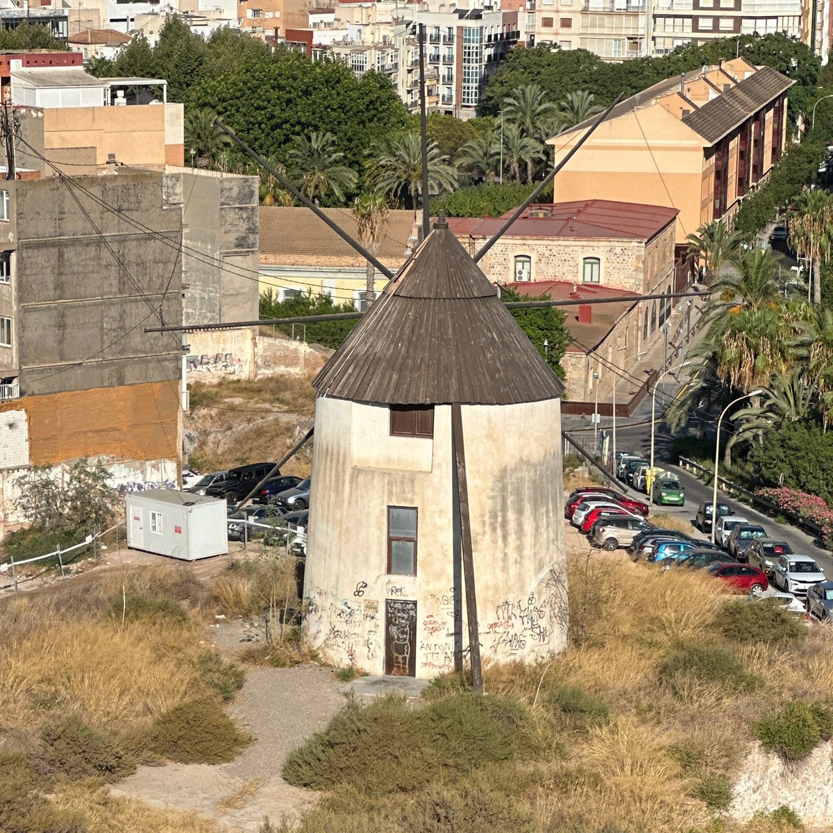 JeGiGa's tweet photo. Esta historia explica demasiadas cosas.

Durante décadas, el molino del Monte Sacro estuvo abandonado a su suerte.

Cuando MC llegó al Gobierno de Cartagena, lo recuperamos. Se rehabilitó por dentro y por fuera y volvió a ser parte del patrimonio que Cartagena podía enseñar con orgullo.

Después volvieron los de siempre.

Y hoy el molino vuelve a estar abandonado, deteriorado y lleno de pintadas. A su alrededor, uno de los lugares con mayor potencial histórico y arqueológico de Cartagena continúa esperando.

Las fotografías hablan por sí solas.

Gobernar también es esto: cuidar lo que recibes, mantener lo que funciona y no dejar perder lo que tanto costó recuperar.

Lo difícil era recuperarlo.
Lo imperdonable es volver a abandonarlo.

Cartagena necesita volver a cuidarse. Y nuevos vientos para hacerlo.