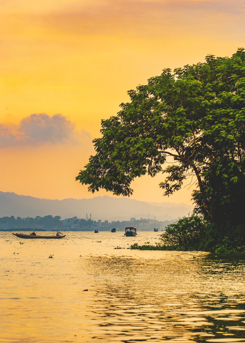 Ssayeedbm's tweet photo. Share your photo which looks like a Painting 🖼️ 

I chose one from the dusk in Kaptai Lake. https://t.co/1hwsnVwy1q
