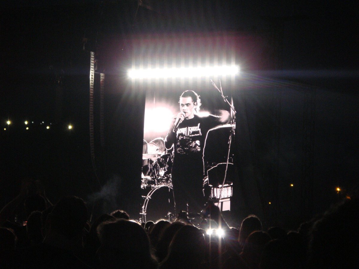 03_espectro's tweet photo. Un poquito del concierto de MCR <3 https://t.co/ERyF0x5ErI