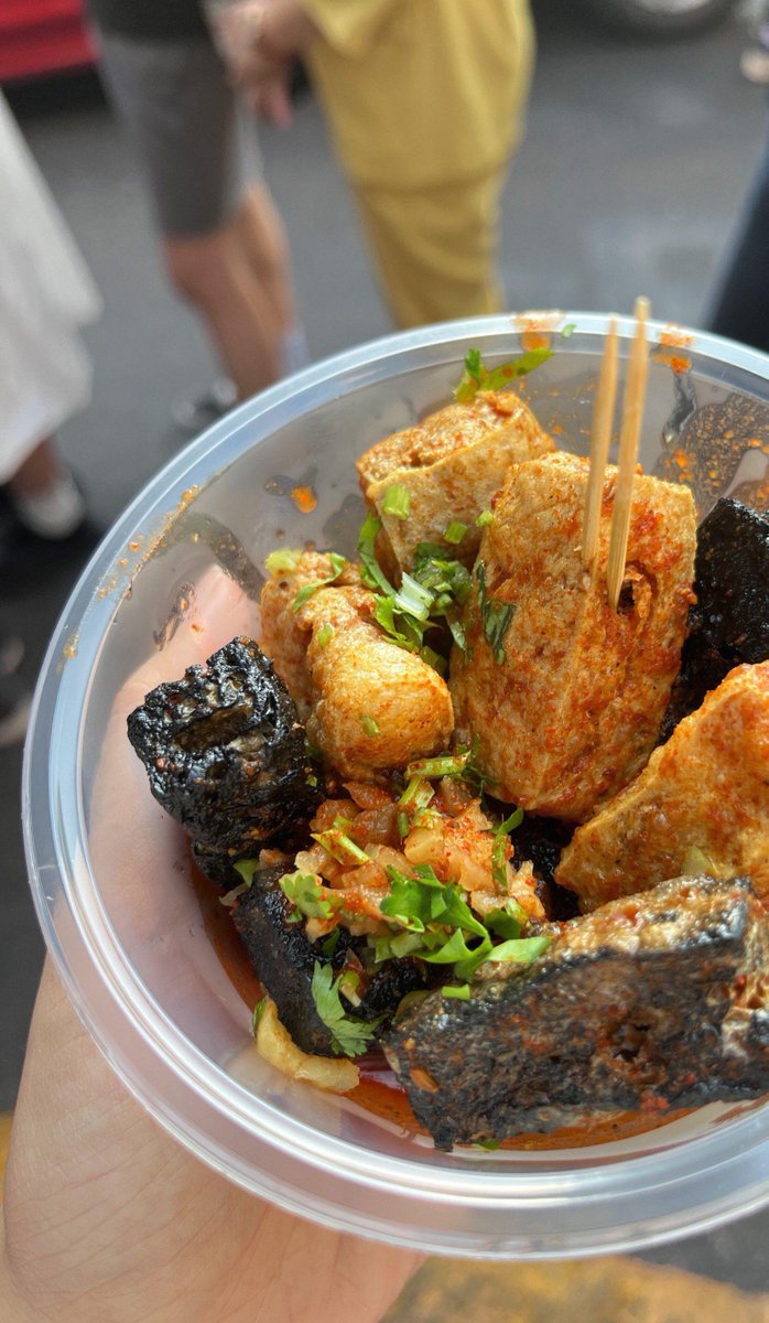 Lukewiggan1's tweet photo. Late-night snack hit in the city! Crispy fried stinky tofu with spicy chili flakes is pure heaven on a rainy night. https://t.co/r4xgkuUmhM