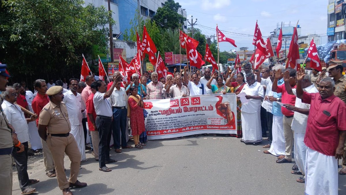 tncpim's tweet photo. ஒன்றிய பாஜக அரசின் தொழிலாளர், விவசாயிகள், மக்கள் விரோத கொள்கைகளை கண்டித்து பொள்ளாச்சியில் அனைத்து தொழிற்சங்கங்கள் &amp; விவசாய சங்கங்கள் சார்பில் மறியல் போராட்டம் நடைபெற்றது. #WorkersRights #Protest #CITU #August10Protest #LaborProtest https://t.co/iAIs7MRQ1n