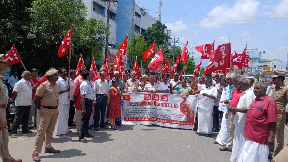 tncpim's tweet photo. ஒன்றிய பாஜக அரசின் தொழிலாளர், விவசாயிகள், மக்கள் விரோத கொள்கைகளை கண்டித்து பொள்ளாச்சியில் அனைத்து தொழிற்சங்கங்கள் &amp; விவசாய சங்கங்கள் சார்பில் மறியல் போராட்டம் நடைபெற்றது. #WorkersRights #Protest #CITU #August10Protest #LaborProtest https://t.co/iAIs7MRQ1n