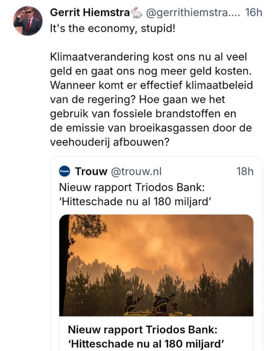 SanderSassen's tweet photo. Ach Gerrit toch, 'It’s the economy, stupid!' roepen en dan meteen een Triodos-rapportje erbij pakken alsof die bank een onafhankelijke wetenschappelijke autoriteit is. Triodos is een groene bank met een ditto agenda die net zelf een dikke voorziening voor foute leningen moest boeken, maar hé, als het over hitteschade gaat zijn hun schattingen plots heilig en 100% betrouwbaar natuurlijk?

Maar potverdorie, 180 miljard 'hitteschade' voor heel Europa, dat klinkt alsof we al decennialang geen hete zomers gehad hebben. Indrukwekkend. Tot je beseft dat het grotendeels projecties zijn op basis van modellen over productiviteitsverlies en een beetje landbouw, en dat dezelfde club die dit roept al jaren schreeuwt om precies het beleid dat de economie en de voedselproductie nog harder zal raken. Fossiele brandstoffen en de veehouderij moeten 'afgebouwd' worden. Wat denk je dat dat kost Gerrit? Wat daar de 'hitteschade' van is?

En dan lijk je te doen voorkomen alsof Nederland in zijn eentje de wereldtemperatuur kan bijsturen door boeren te slachtofferen en de industrie plat te leggen? Zo dom ben zelfs jij niet toch? Of toch wel? Je praat namelijk alsof adaptatie, innovatie of kernenergie überhaupt niet bestaan in jouw wereldbeeld.

Nee, jouw insteek is alleen maar 'minder, minder, minder'. En als de rekeningen dan torenhoog oplopen, de economie op z'n gat ligt, is het natuurlijk weer 'It’s the economy, stupid!' Prachtig. Blijf vooral zo doorgaan, want je maakt jezelf volstrekt belachelijk: eerst driftig de alarmbellen luiden met een 'rapport', om vervolgens meteen braaf de bekende mantra’s op te dreunen, zonder ook maar één seconde te kijken naar de feitelijke economische kosten hiervan.

Dat is geen analyse Gerrit. Dat is activisme. Misschien kun je je toch beter beperken tot de weersvoorspelling voorlezen van de teleprompter, dat gaat je stukken beter af dan voorspellingen doen over de economie. Idioot.